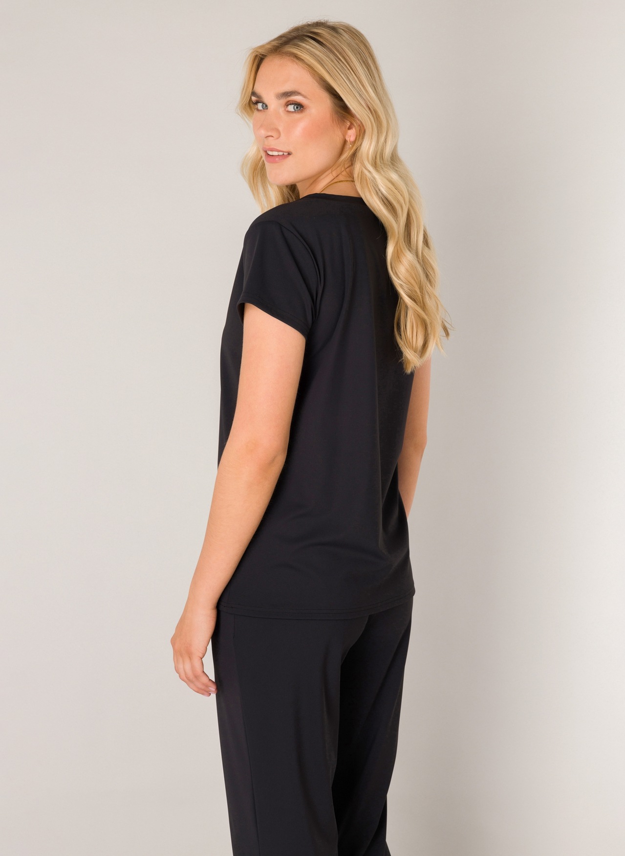 Base Level T-Shirt "Tilly" mit V-Ausschnitt günstig online kaufen