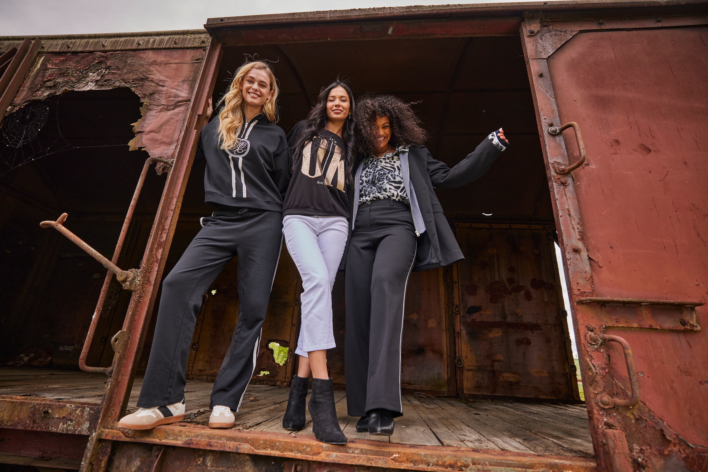 Aniston SELECTED 3/4-Arm-Shirt, mit weißen und goldfarbigen Statements - NEUE KOLLEKTION