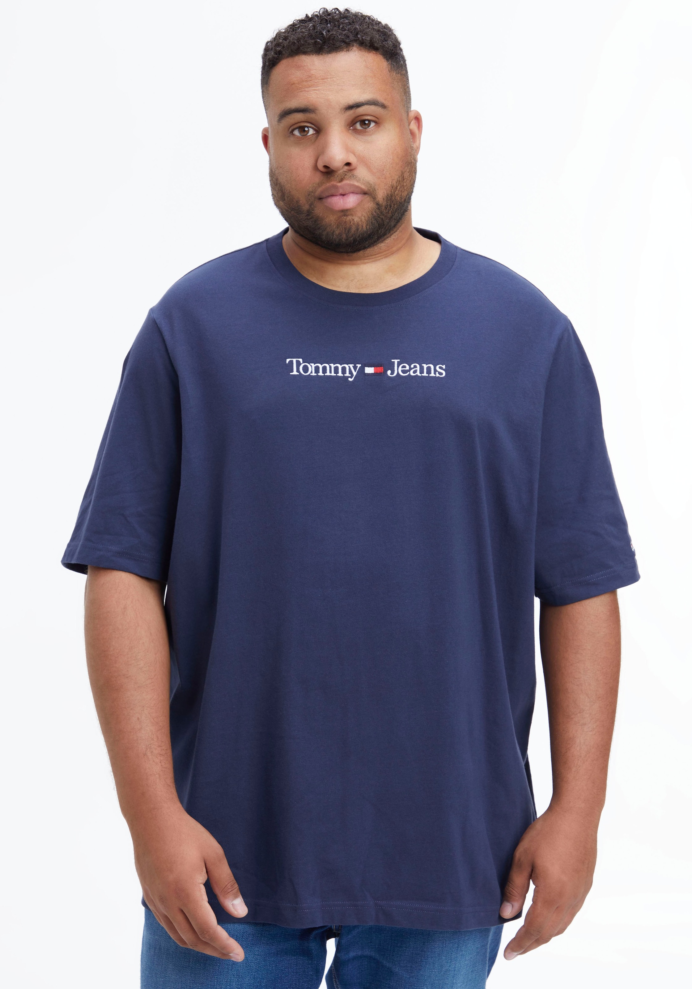 ▷ auf Jeans LINEAR der Branding | mit Plus Tommy BAUR PLUS »TJM Tommy-Jeans LO«, bestellen Brust T-Shirt