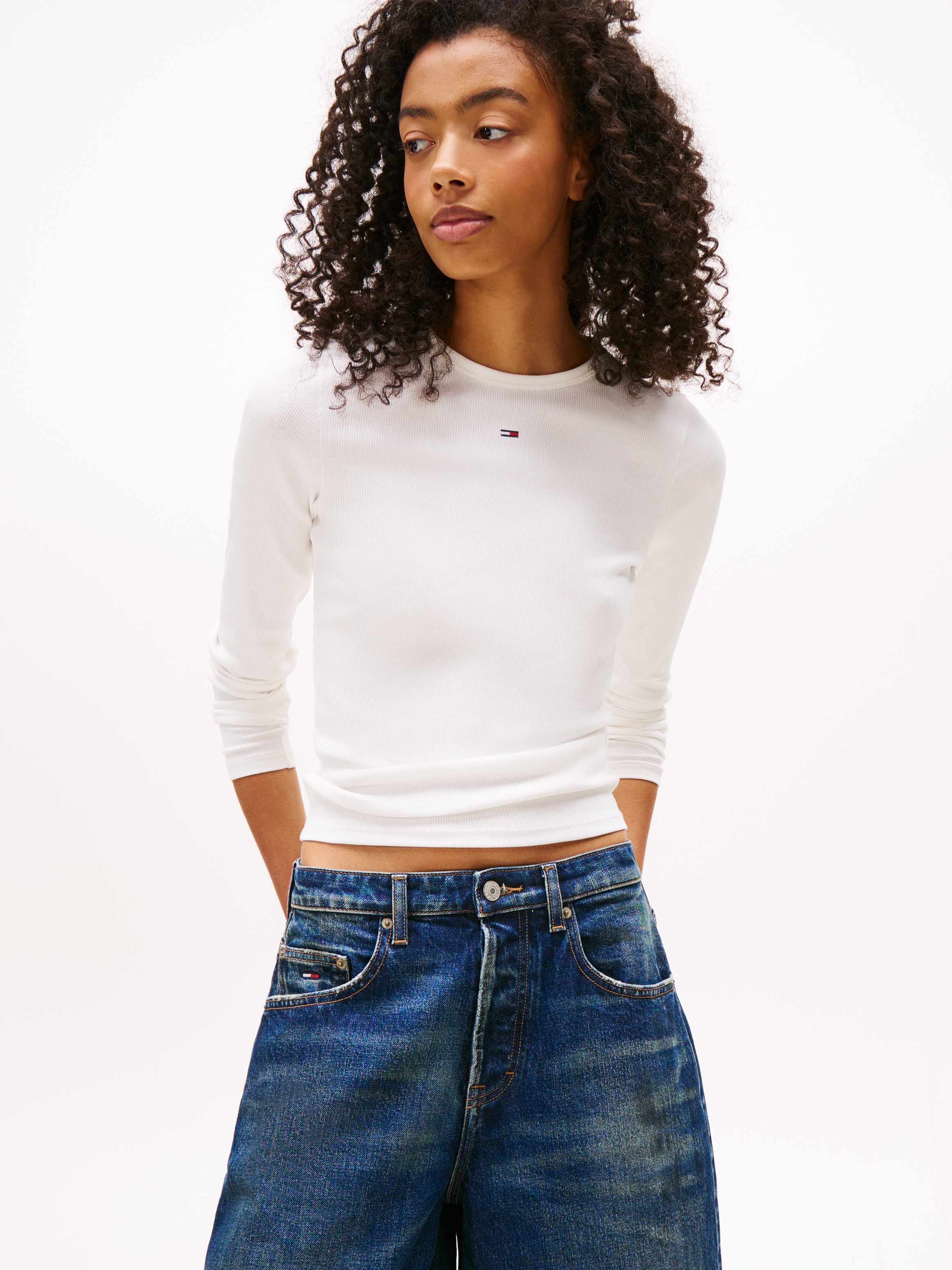 Tommy Jeans Langarmshirt "TJW SLIM ESSENTIAL RIB LS" mit Logostickerei günstig online kaufen