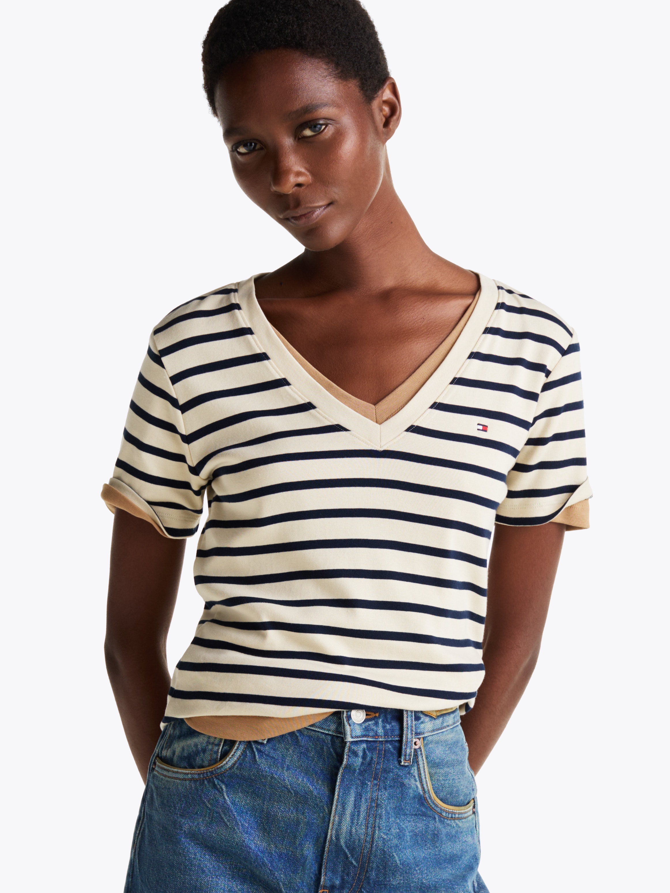 Tommy Hilfiger T-Shirt "SLIM CODY V-NK SS", mit Logostickerei günstig online kaufen