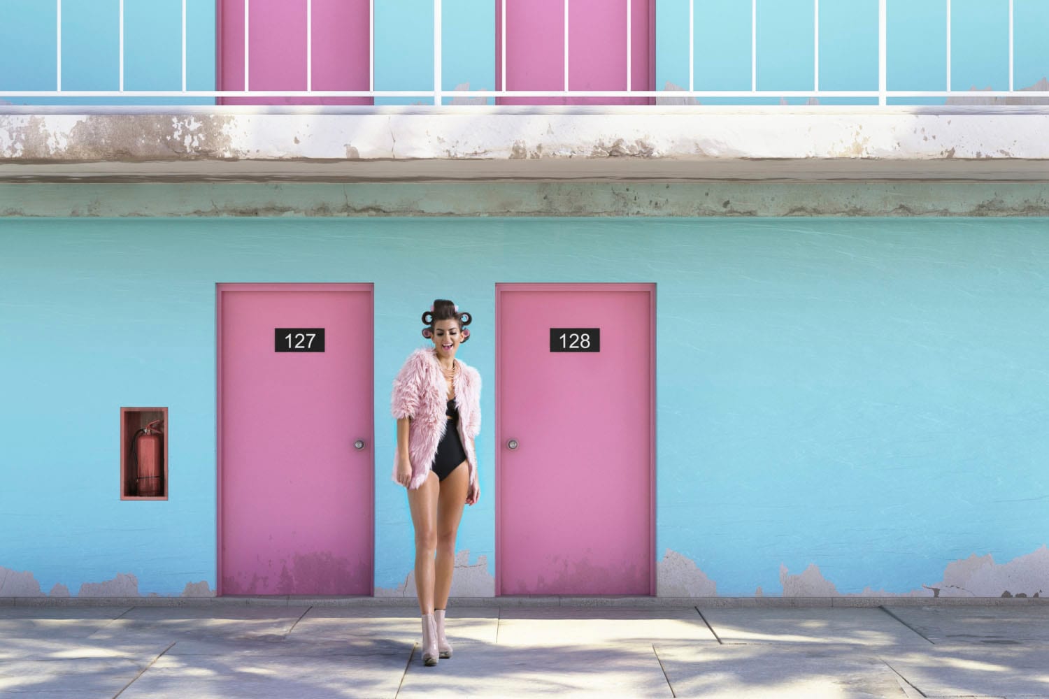 queence Acrylglasbild "Frau vor Hauswand" Bilder von Frauen  Fashion  Frau günstig online kaufen