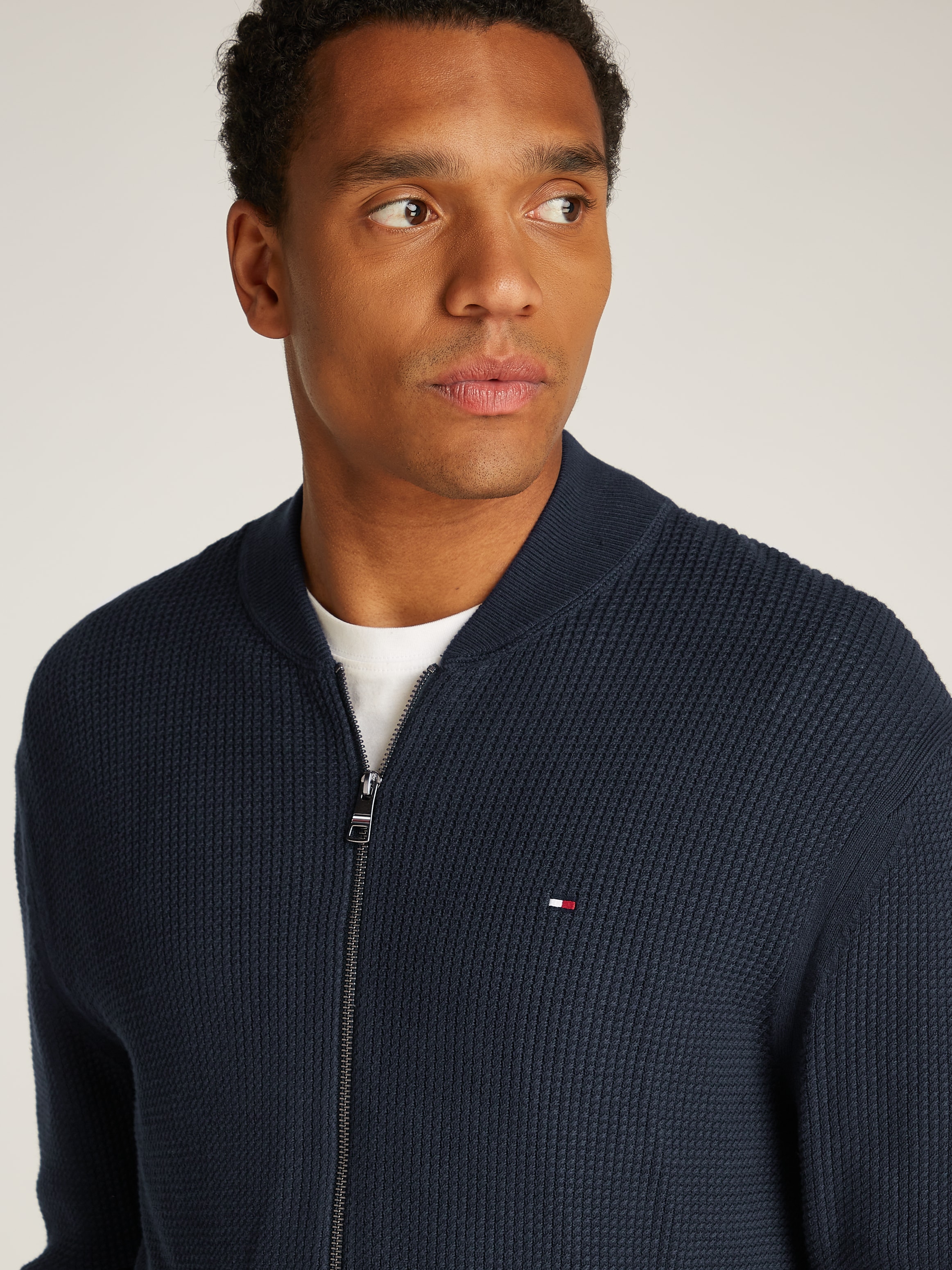 Tommy Hilfiger Strickjacke »STRUCTURE BASEBALL ZIP THROUGH«, in Rippoptik, Reißverschluss, Logostickerei