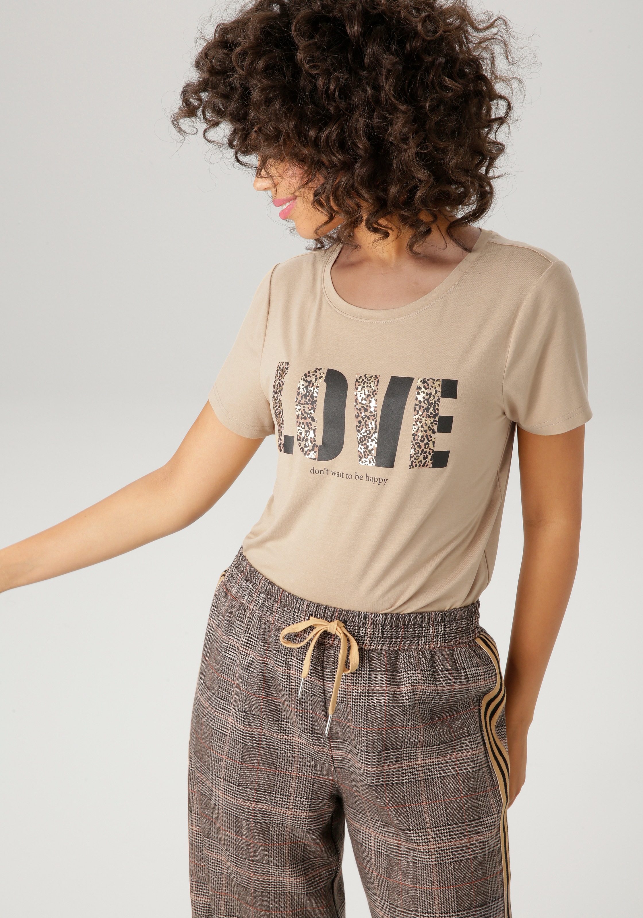 Aniston CASUAL T-Shirt mit Folienprint verzierter "LOVE"-Schriftzug günstig online kaufen