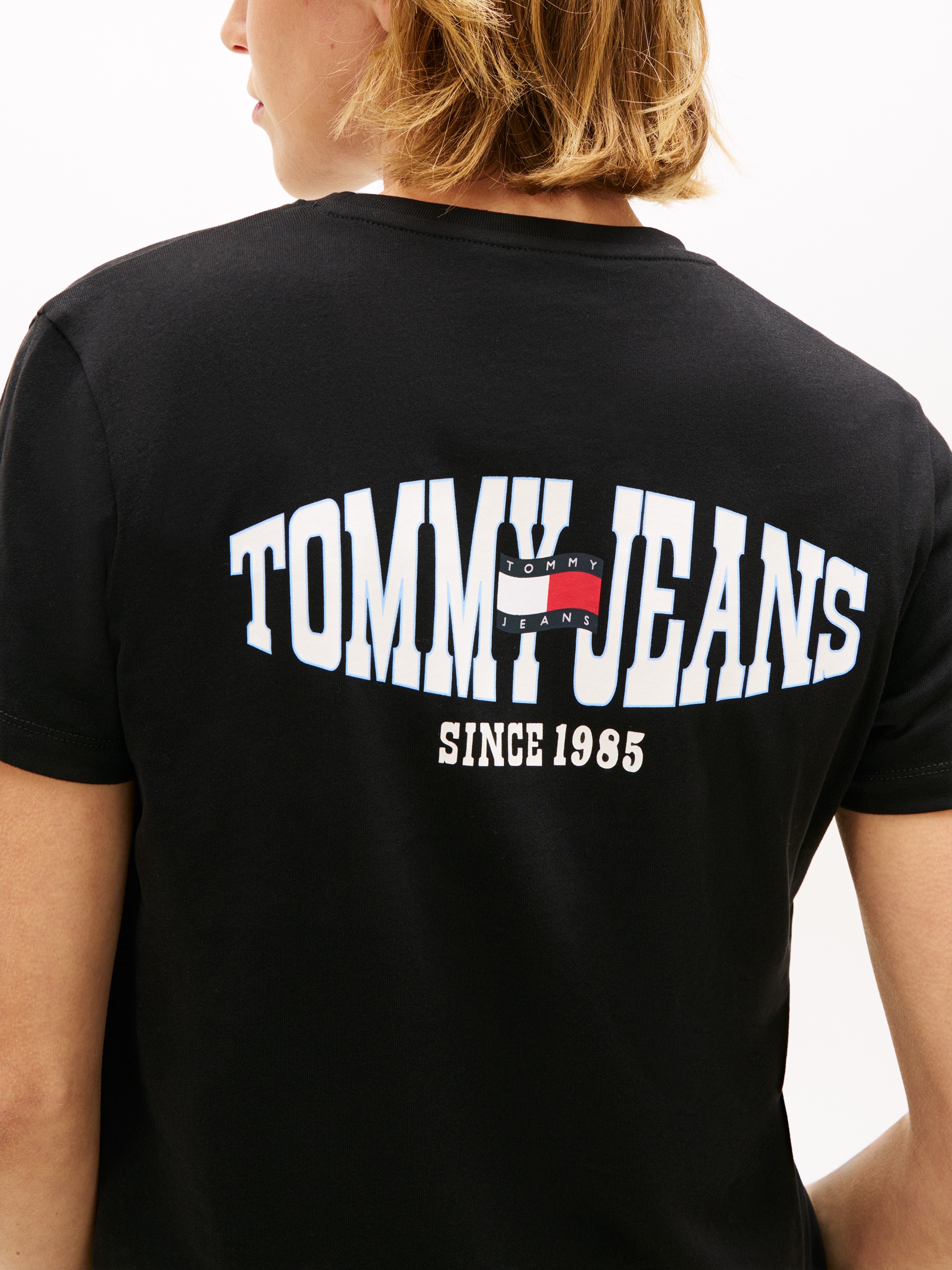 Tommy Jeans Kurzarmshirt "TJW REG WAVY FLAG SS TEE EXT" Tommy Flag-Badge au günstig online kaufen
