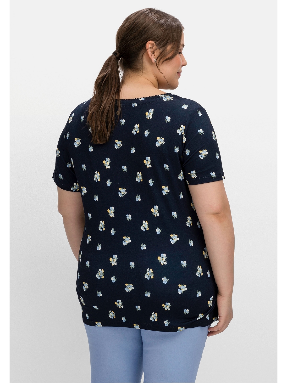 Sheego T-Shirt »Große Größen«, mit Allover-Blümchendruck und V-Ausschnitt