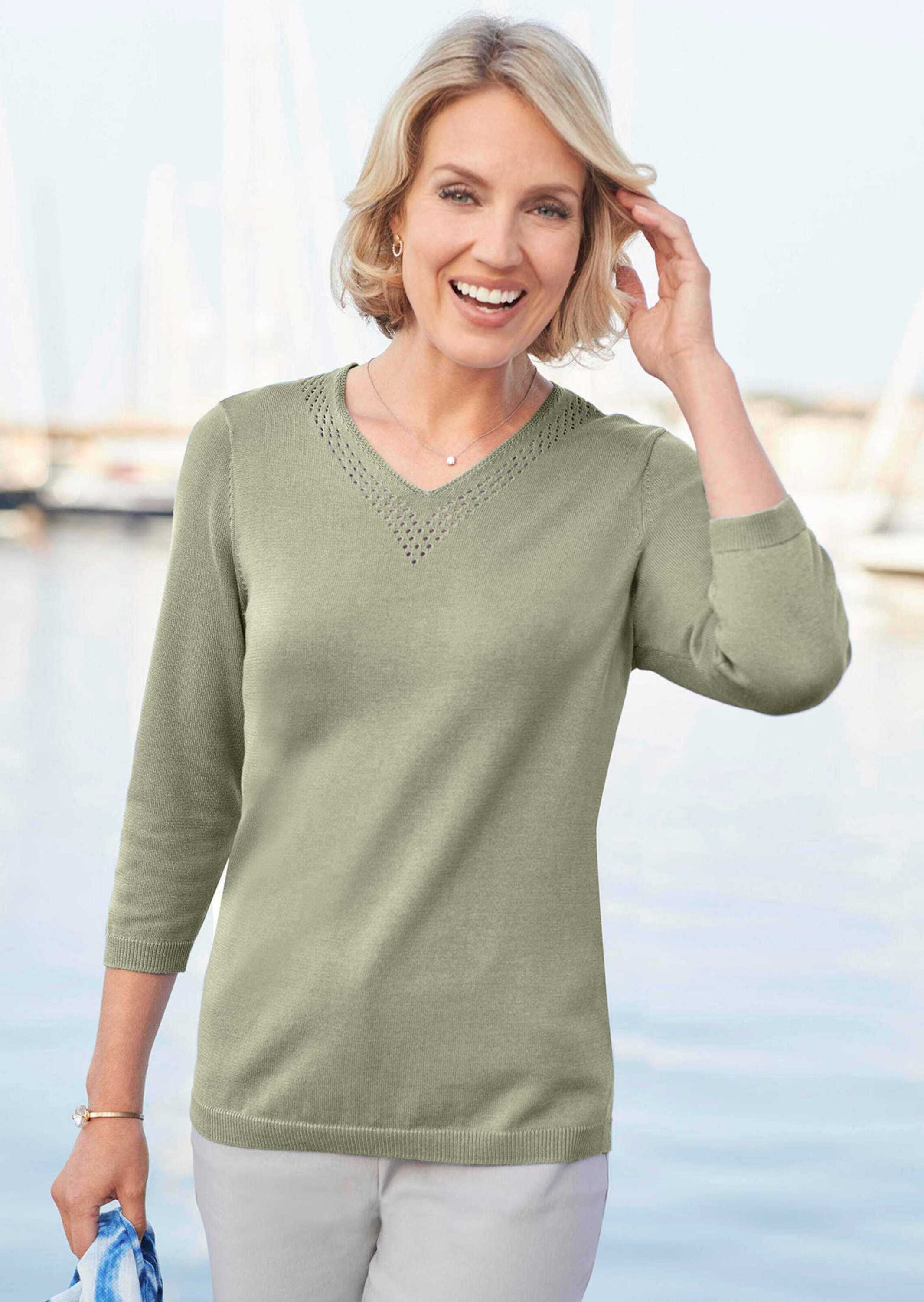 Goldner Women's Short Size V-Neck Sweater Green 2