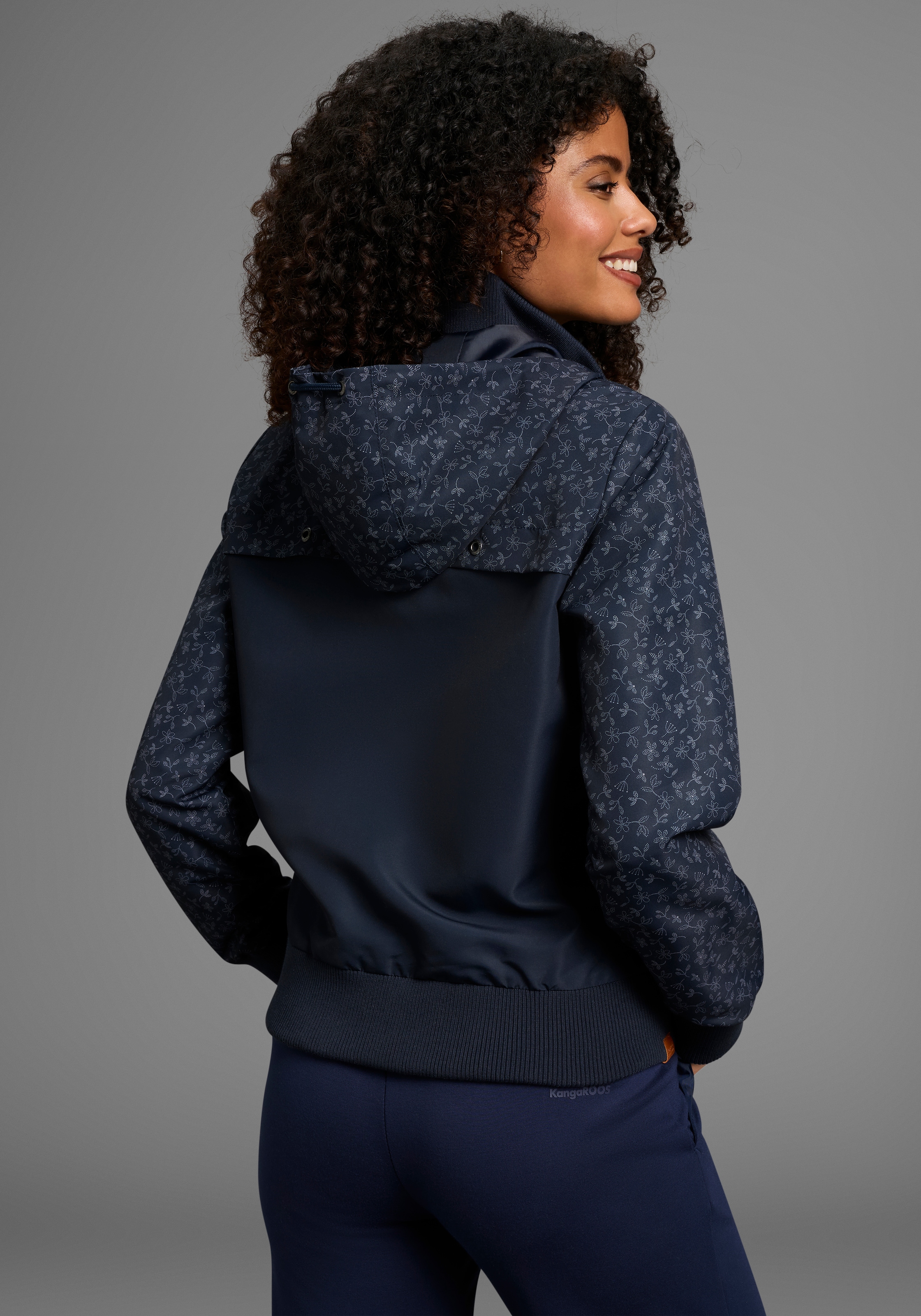 KangaROOS Funktionsjacke, mit Kapuze, Übergangsjacke, Blouson mit Print