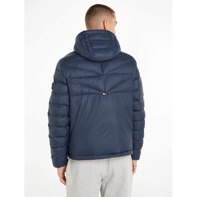 Tommy Hilfiger Steppjacke »PACKABLE RECYCLED Brust, QUILT und | in Ärmel Kontraststreifen kaufen BAUR auf Rücken ▷ Kapuze, mit JKT«, Kapuze, Flag-Stickerei HDD