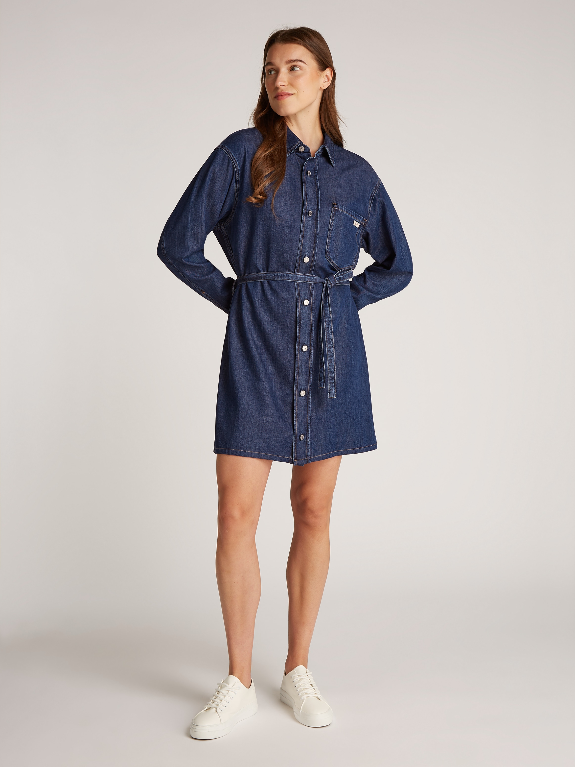 Jeanskleid »BELTED TENCEL DENIM SHIRT DRESS«, mit Logostickerei