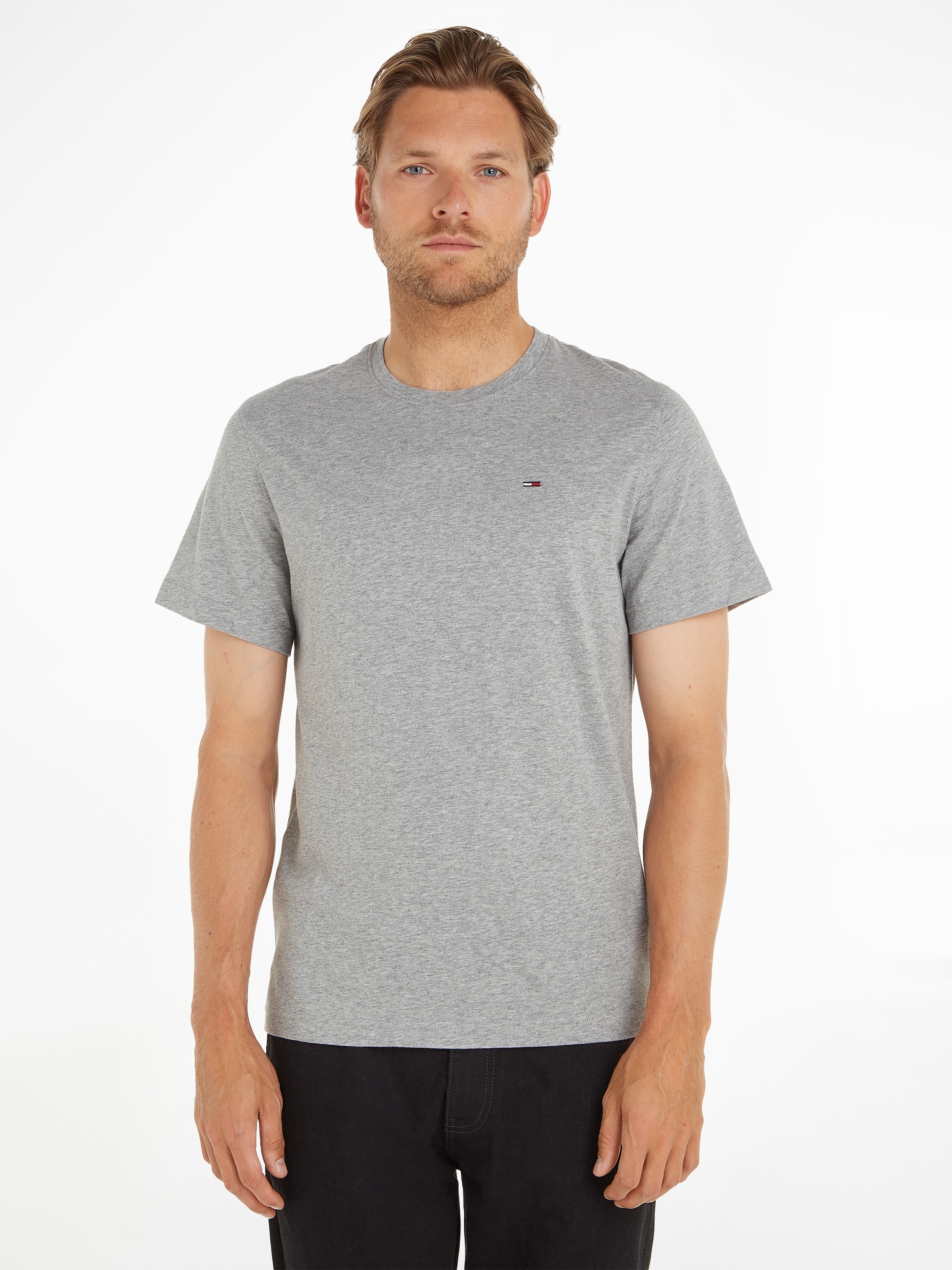 Tommy Jeans T-Shirt "TJM ESSENTIAL SOLID" mit Rundhalsausschnitt und dezenter Logo-Flag