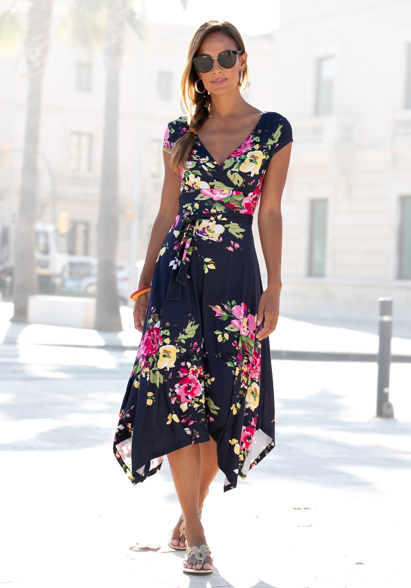 Beachtime by Lascana Jerseykleid "mit asymmetrischem Zipfelsaum und Schleife in der Taille, elegant" Ohne Taschen Leichtes Sommerkleid, Strandkleid, Viskosekleid mit Blumenmuster