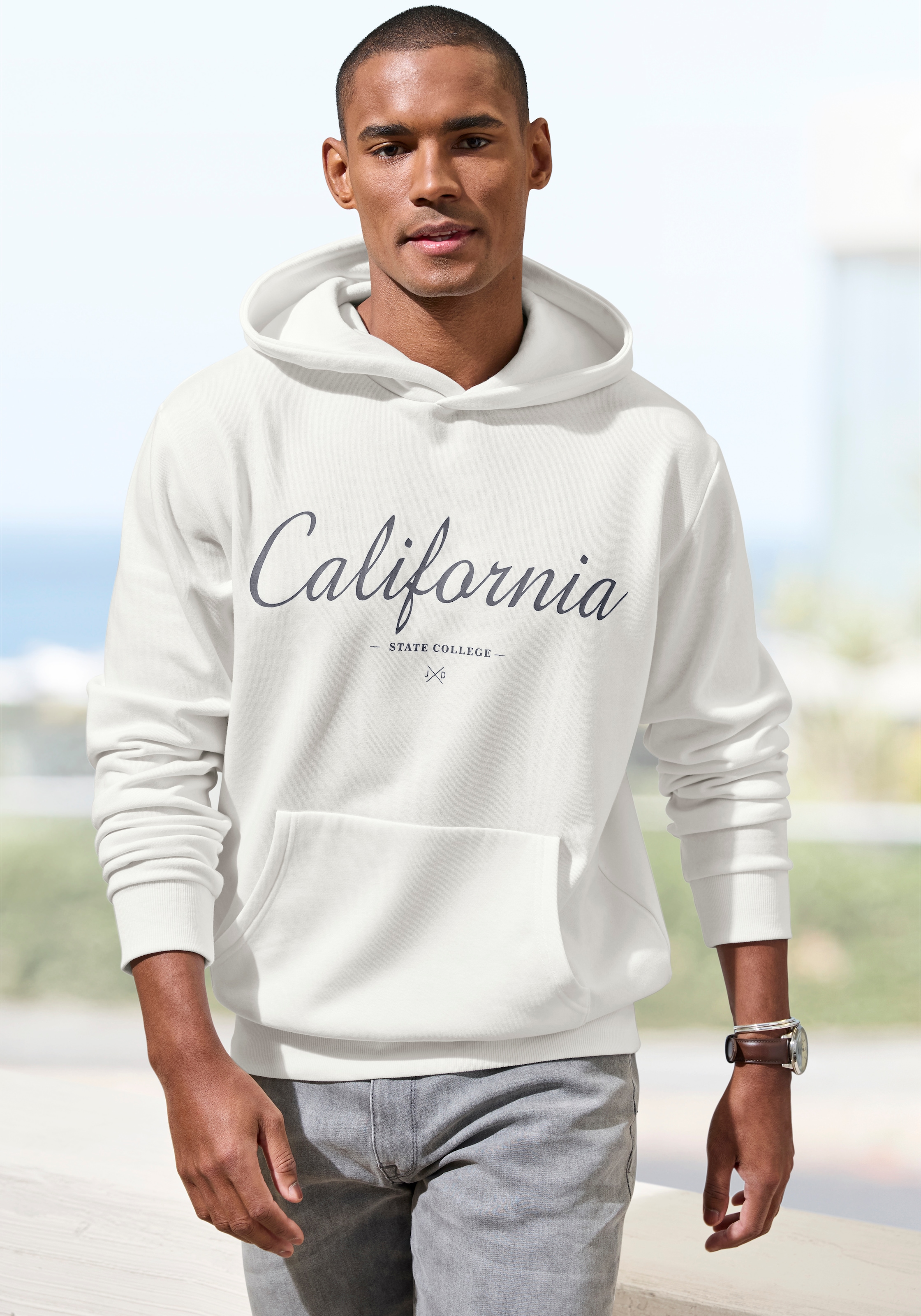 John Devin Hoodie, Sweatshirt mit coolem Druck, aufgesetzter Tasche und Kap günstig online kaufen