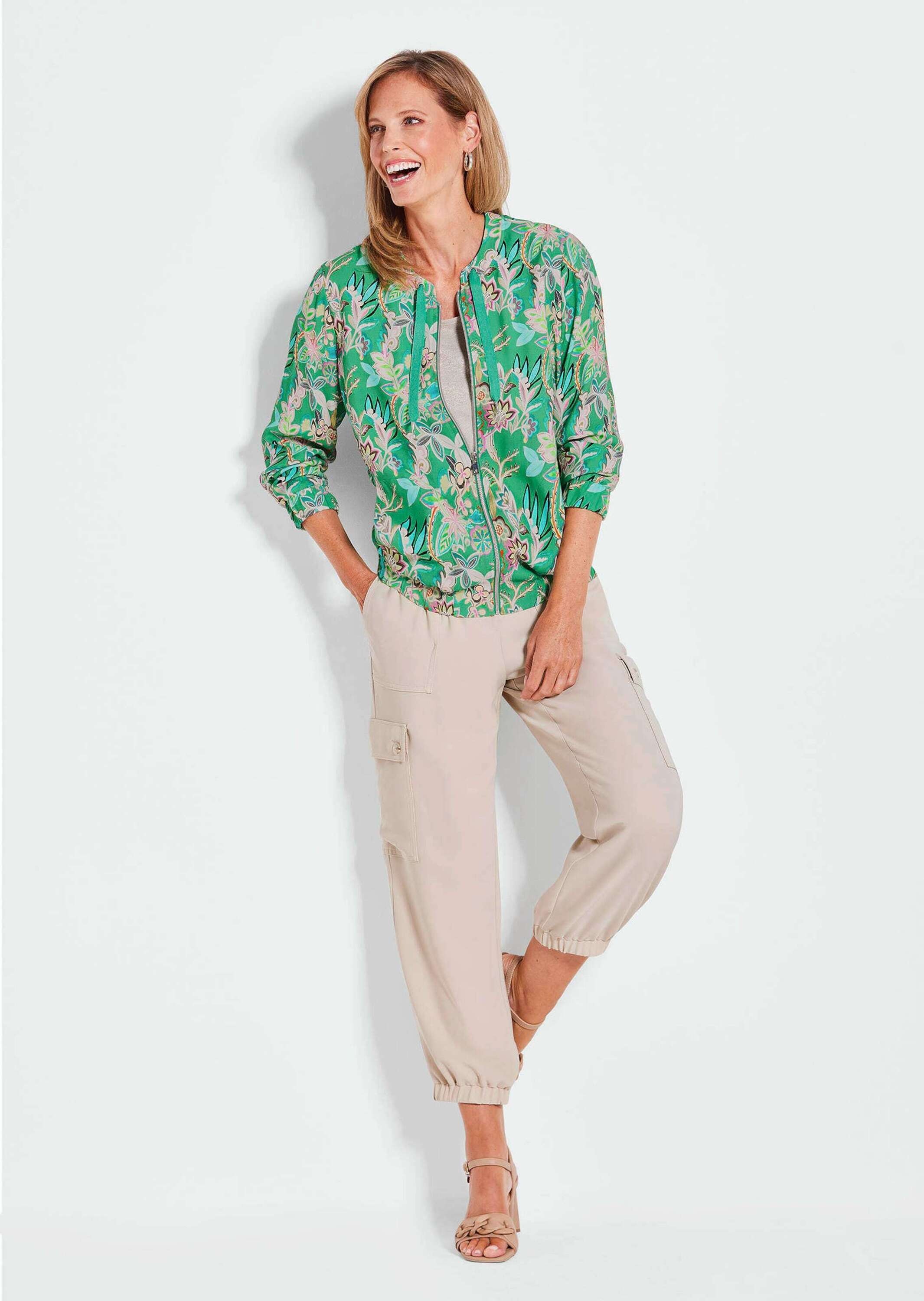 Kurzjacke GOLDNER "Kurzgröße Floraler Blouson mit Reißverschluss", Damen, Gr. 24, grün (smaragd), Obermaterial: 100% Viskose CV., gerade, Gummibund, Jacken Kurzjacke, Reißverschluss mit Belegverarbeitung 3