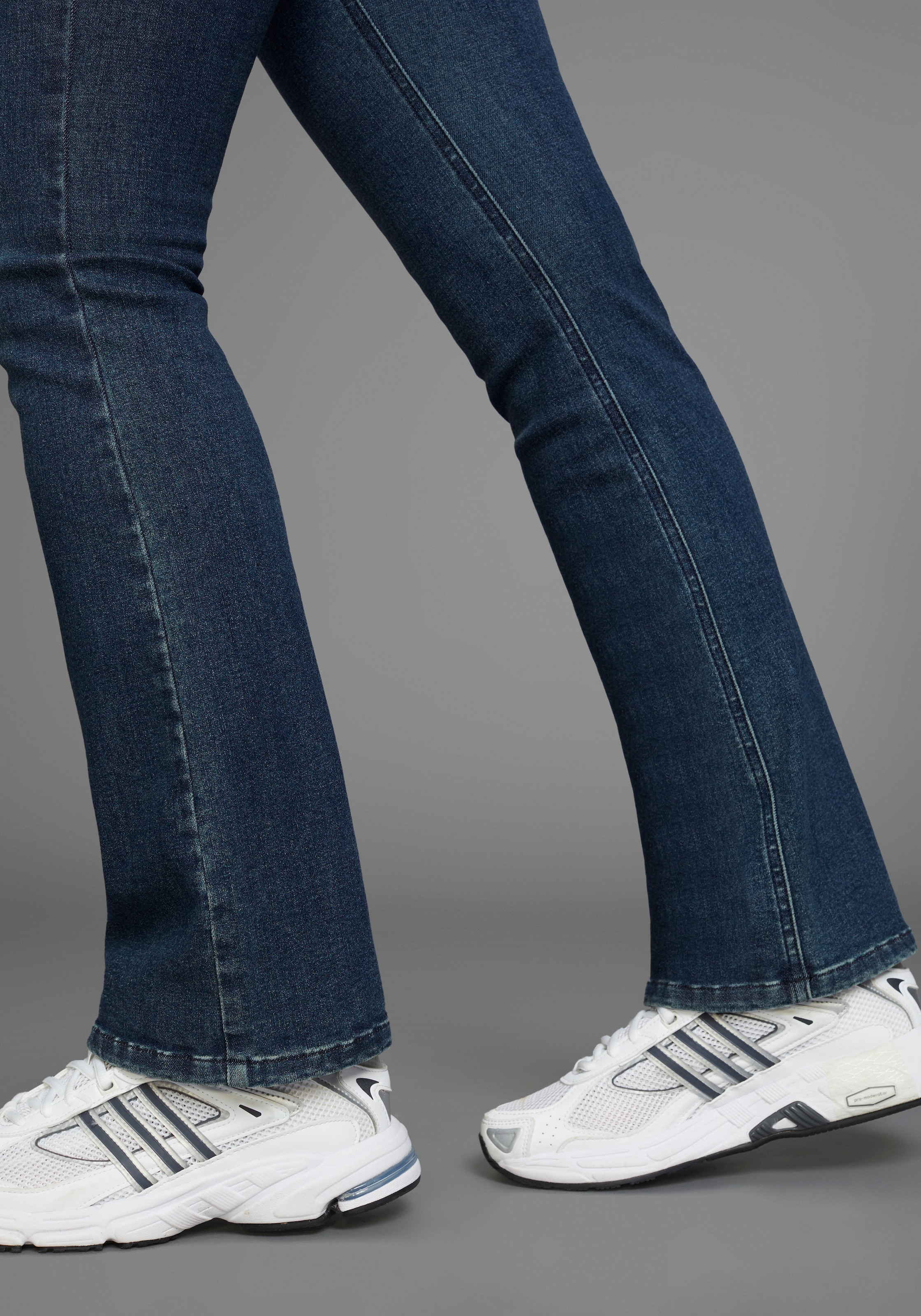 Arizona Bootcut-Jeans »Ultra Soft«, elastische Passform, ausgestellte Beinform, hohe Leibhöhe