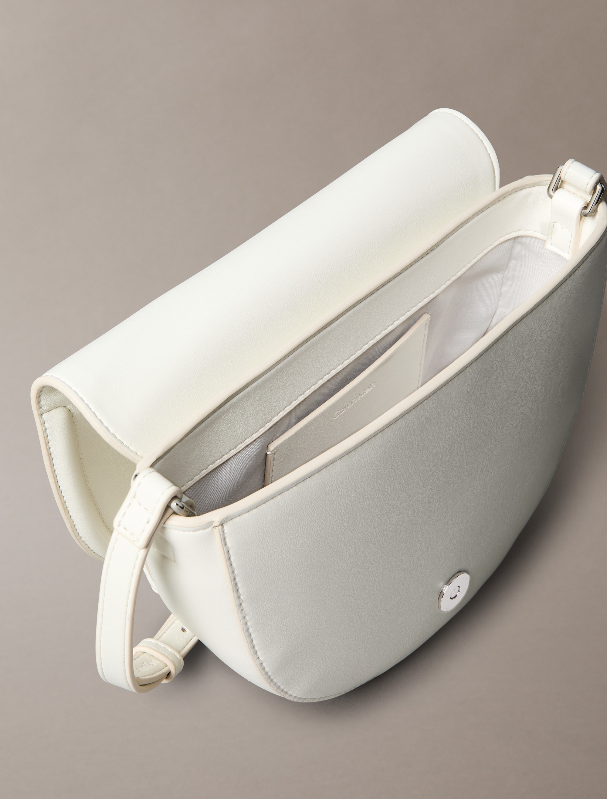 Calvin Klein Umhängetasche »RAISED CK SADDLE CROSSBODY« Damen Schultertasche, Handtasche, Abendtasche mit CK-Logo