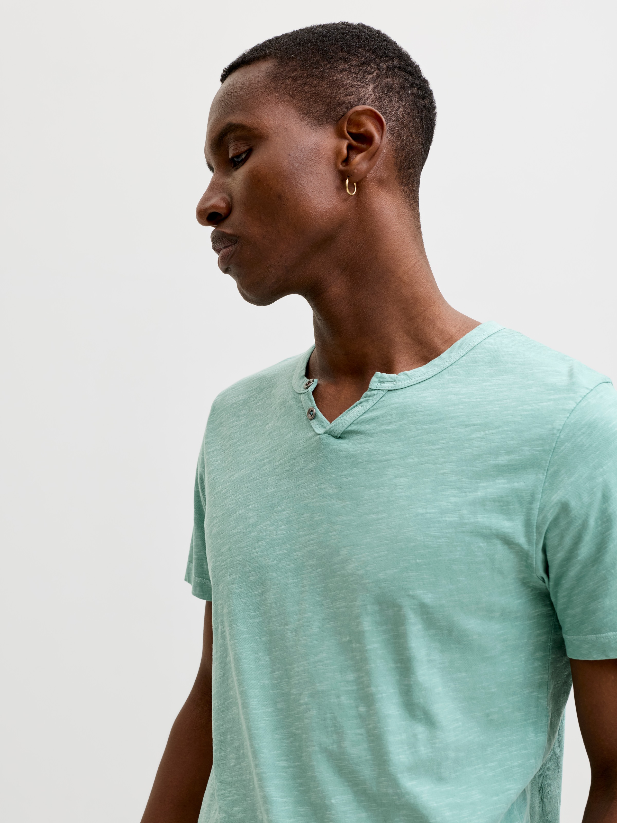 Jack & Jones T-Shirt "JJESPLIT NECK TEE SS NOOS" mit V-Ausschnitt günstig online kaufen