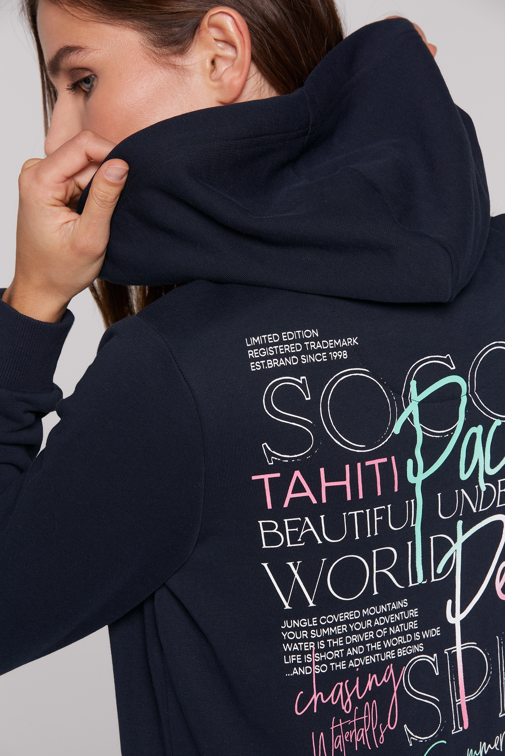 SOCCX Kapuzensweatjacke, mit Rücken-Print