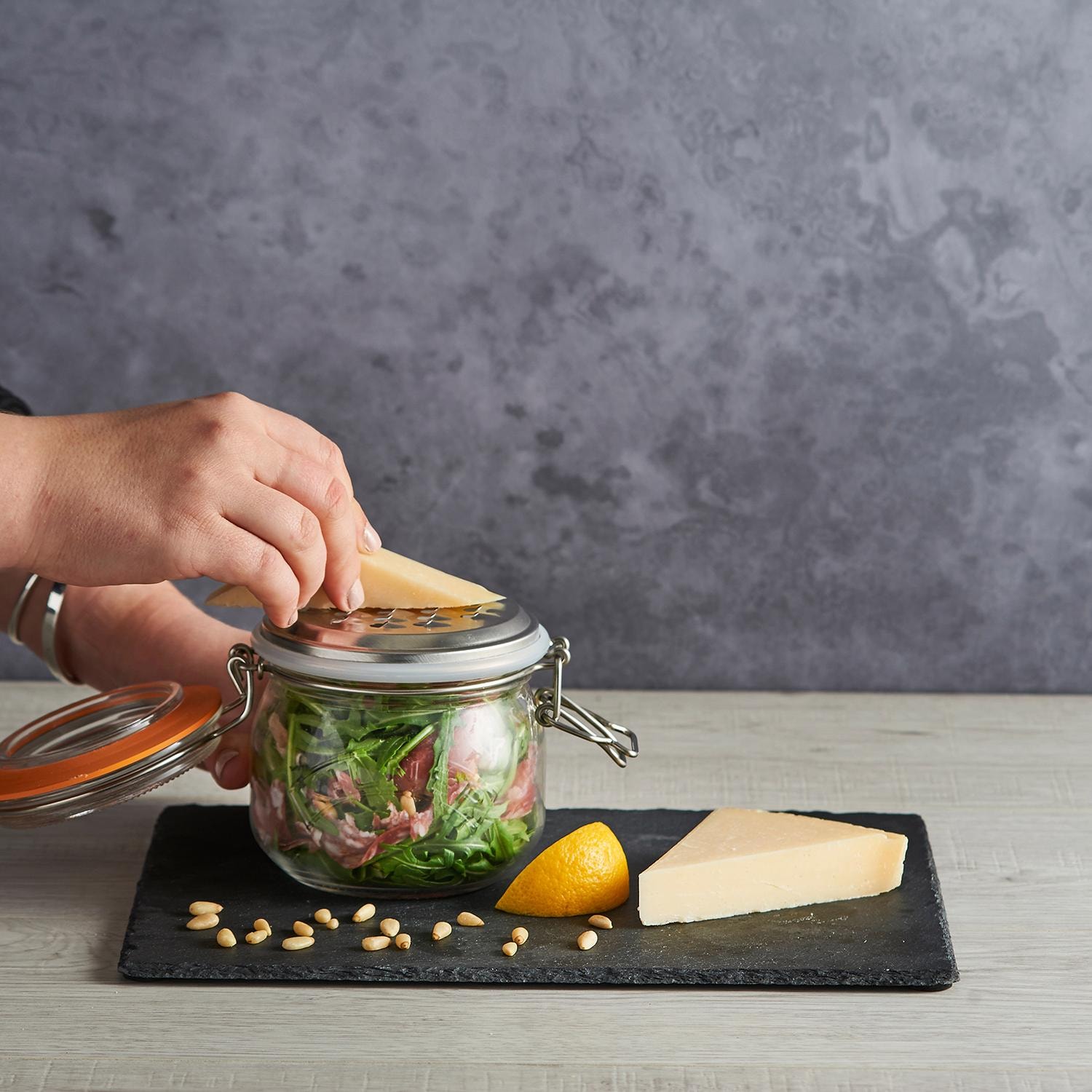 KILNER Käsereibe, (1 Glas mit Deckel u. Bügelverschluss, Aufsatz-Reibe mit  Gummiring), Inhalt 0,5 Liter | BAUR