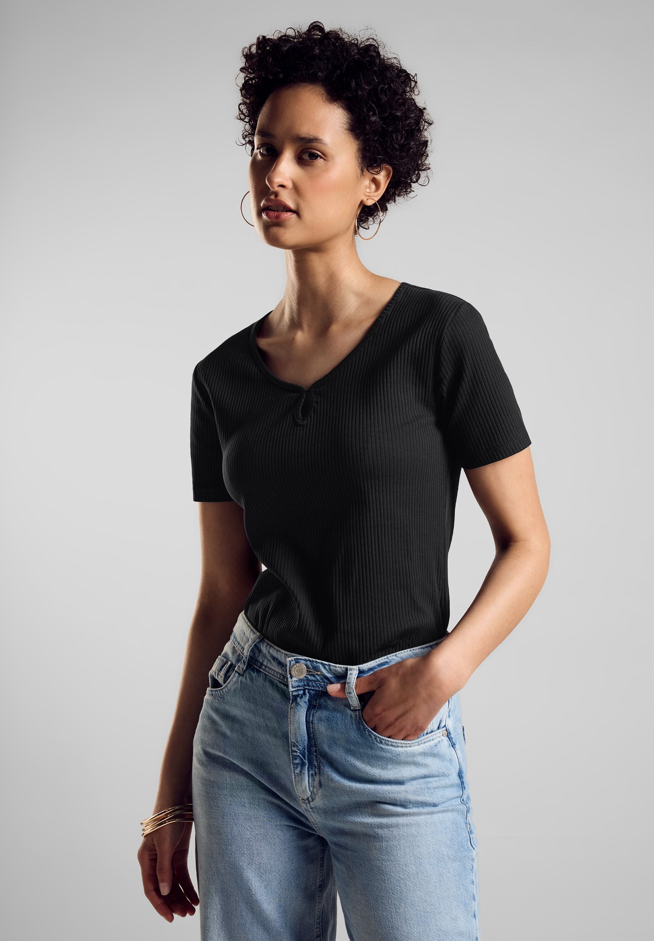 Shirt mit V-Ausschnitt (GOTS) main image 0