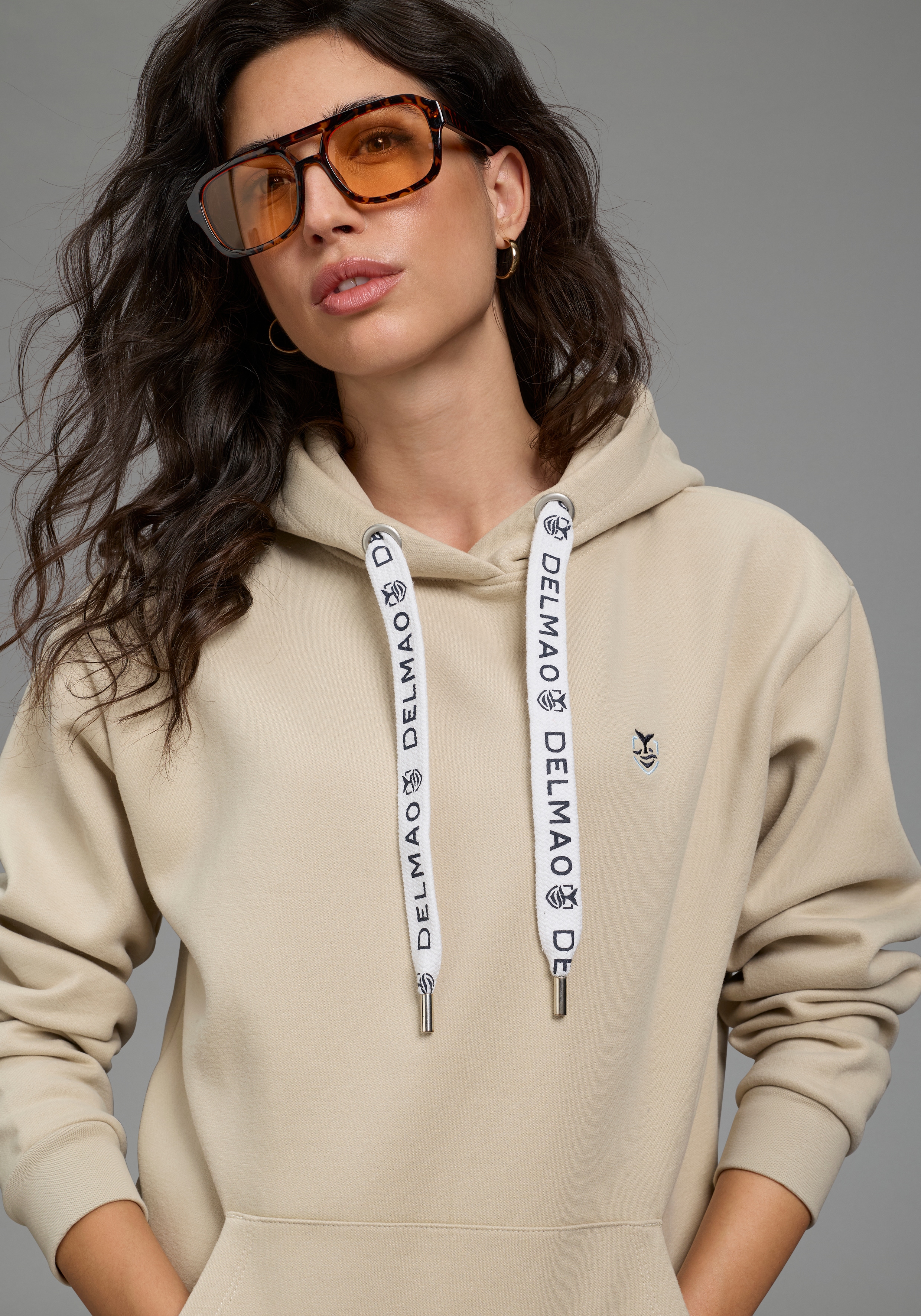 DELMAO Kapuzensweatshirt, Weiche Baumwollmischung mit Kängurutasche und bedruckter Kordel