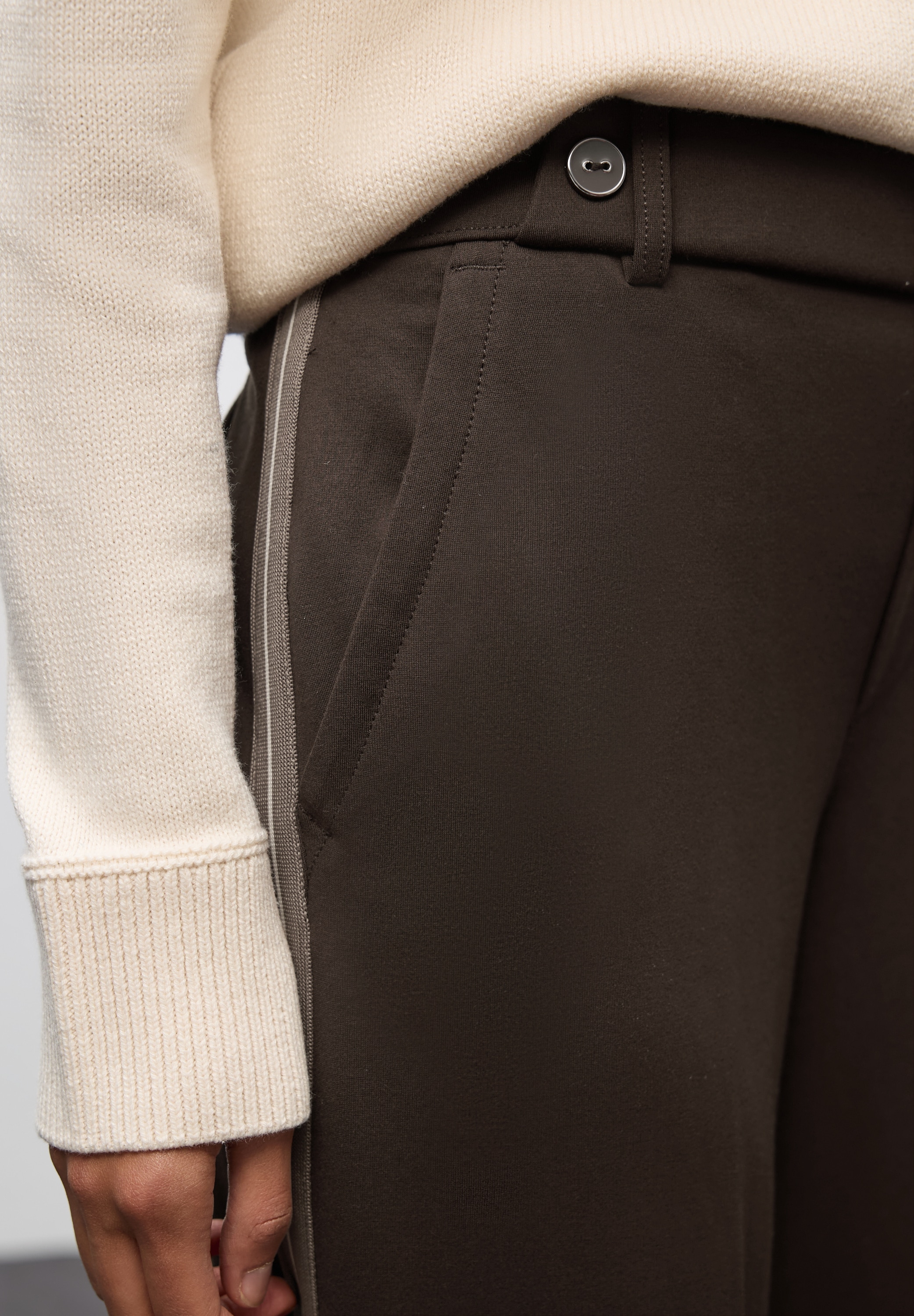 STREET ONE Stoffhose, mit Galonstreifen und aus Viskose mit Elasthan