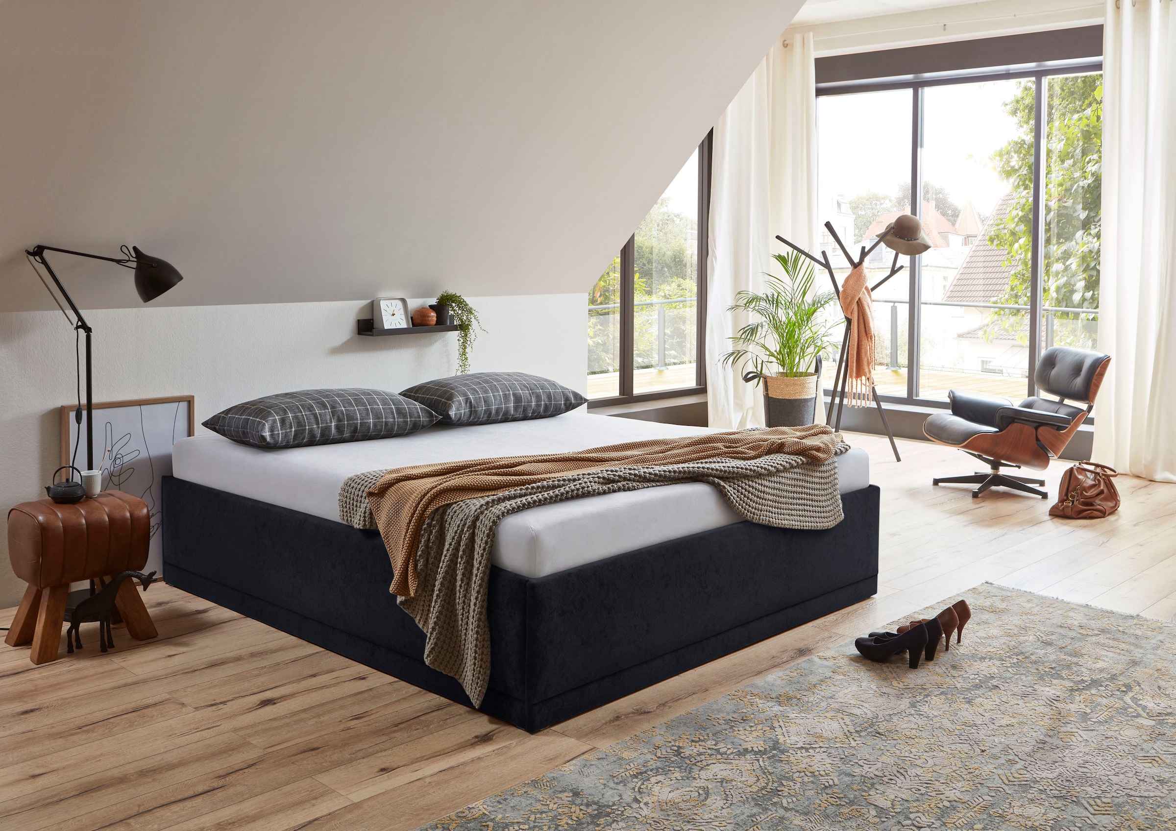 Polsterbett "Texel", schwarz, B:166cm H:42cm L:206cm, Bezug Bett: Veloursstoff 100% Polyester oder Microfaser (100% Polyester);Bonnell-Federkernmatratze: 51% Polypropylen, 39% Polyester und 10% Baumwolle;Kaltschaummatratze: 100% Polyester, Bezug abnehm- u