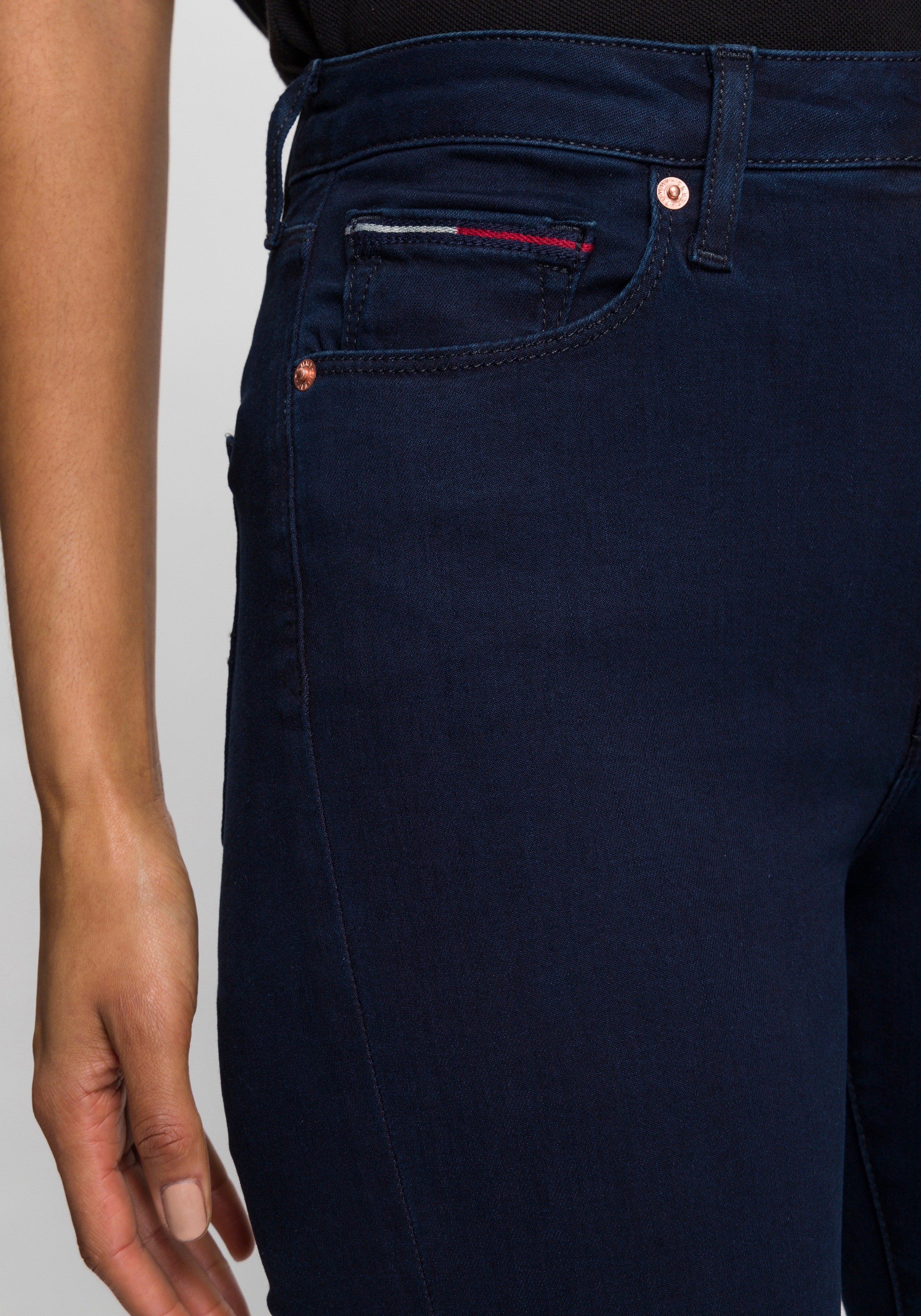 Tommy Jeans Skinny-fit-Jeans »SYLVIA HR SUPER SKNY«, Hochwertige Materialien für einen bequemen und perfekten Sitz.