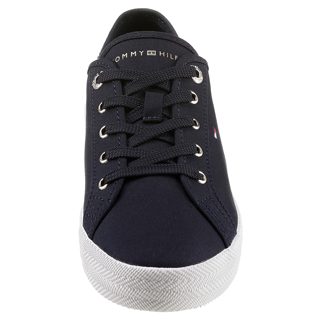 Tommy Hilfiger Plateausneaker »ESSENTIAL VULCANIZED SNEAKER«, mit gestickter Logoflag, Freizeitschuh, Halbschuh, Schnürschuh