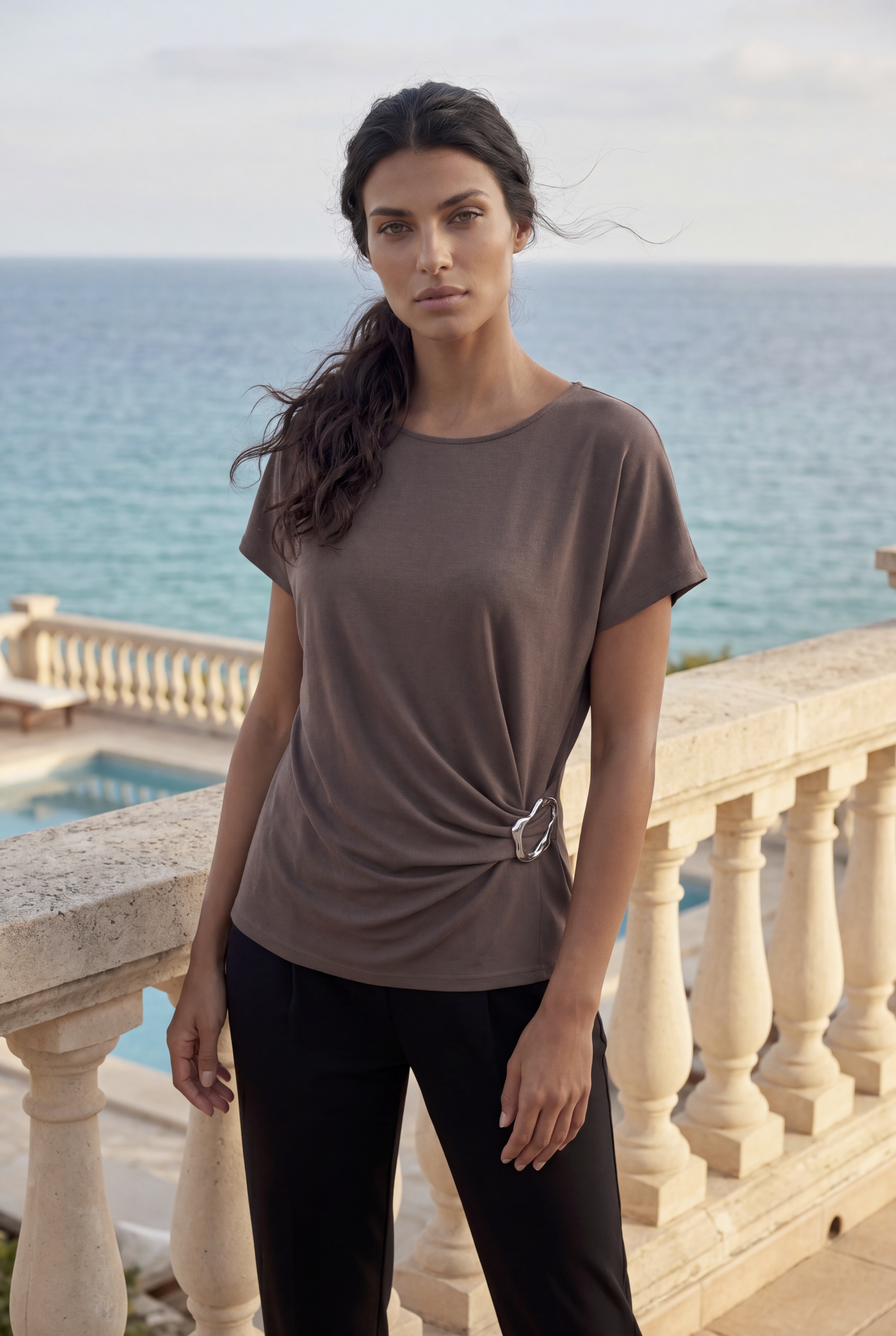 LASCANA "mit elegantem Accessoire" Feinstrick aus weicher Viskosemischung
