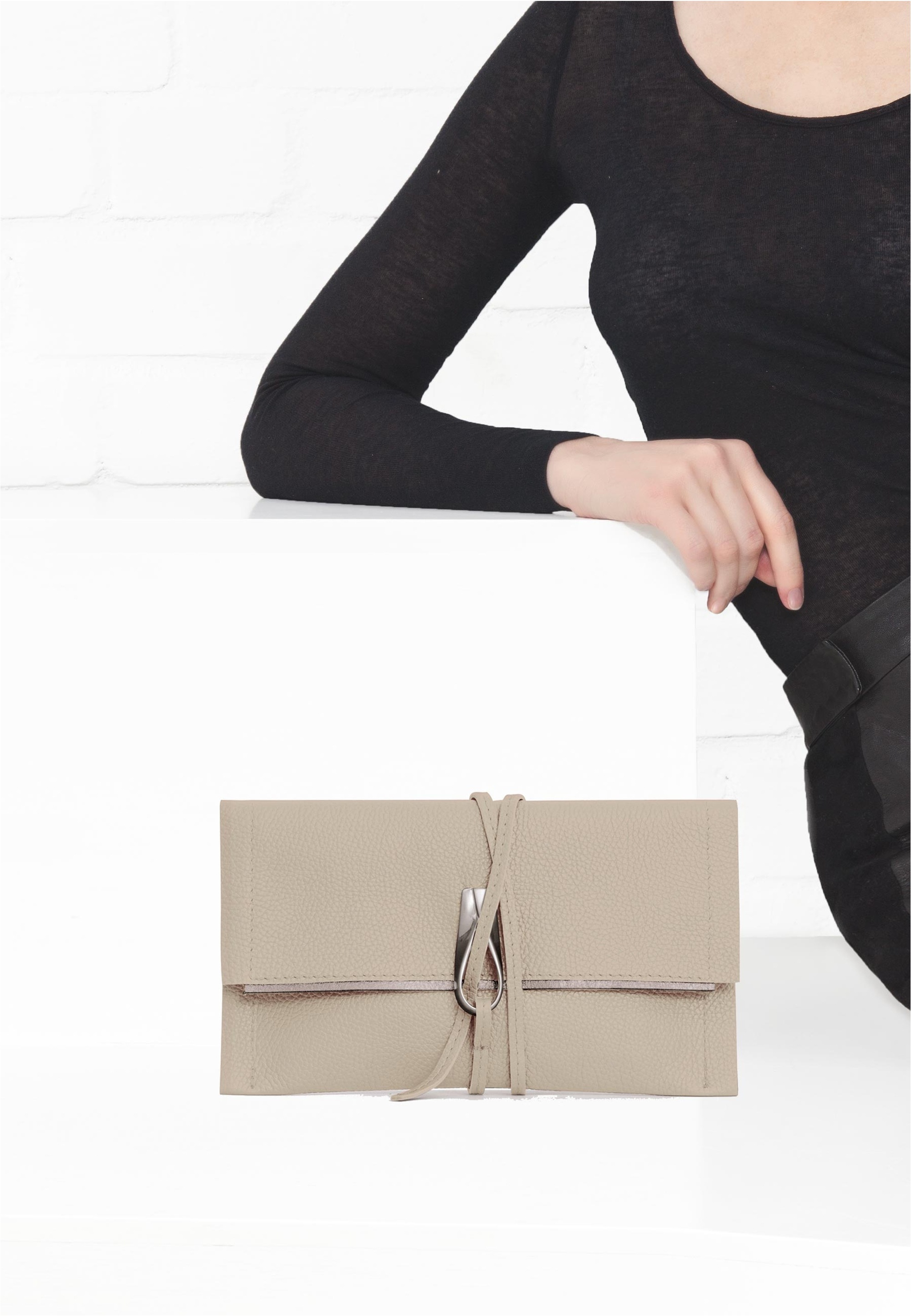 GRETCHEN Clutch »Opal Loop«, mit eleganter Metall-Schleife