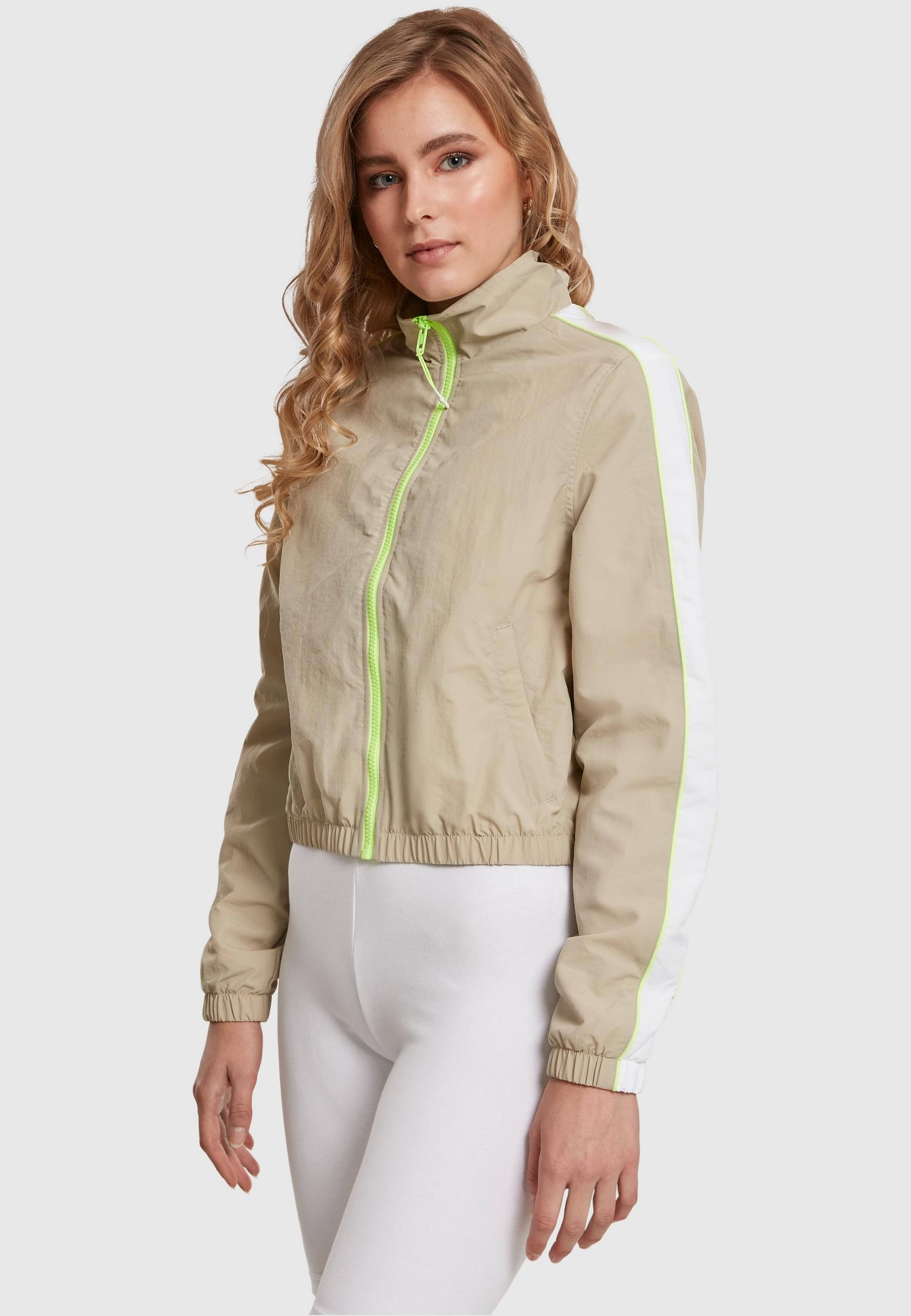 URBAN CLASSICS Allwetterjacke »Urban Classics Damen Ladies Short Piped Track Jacket«, (1 St.), ohne Kapuze