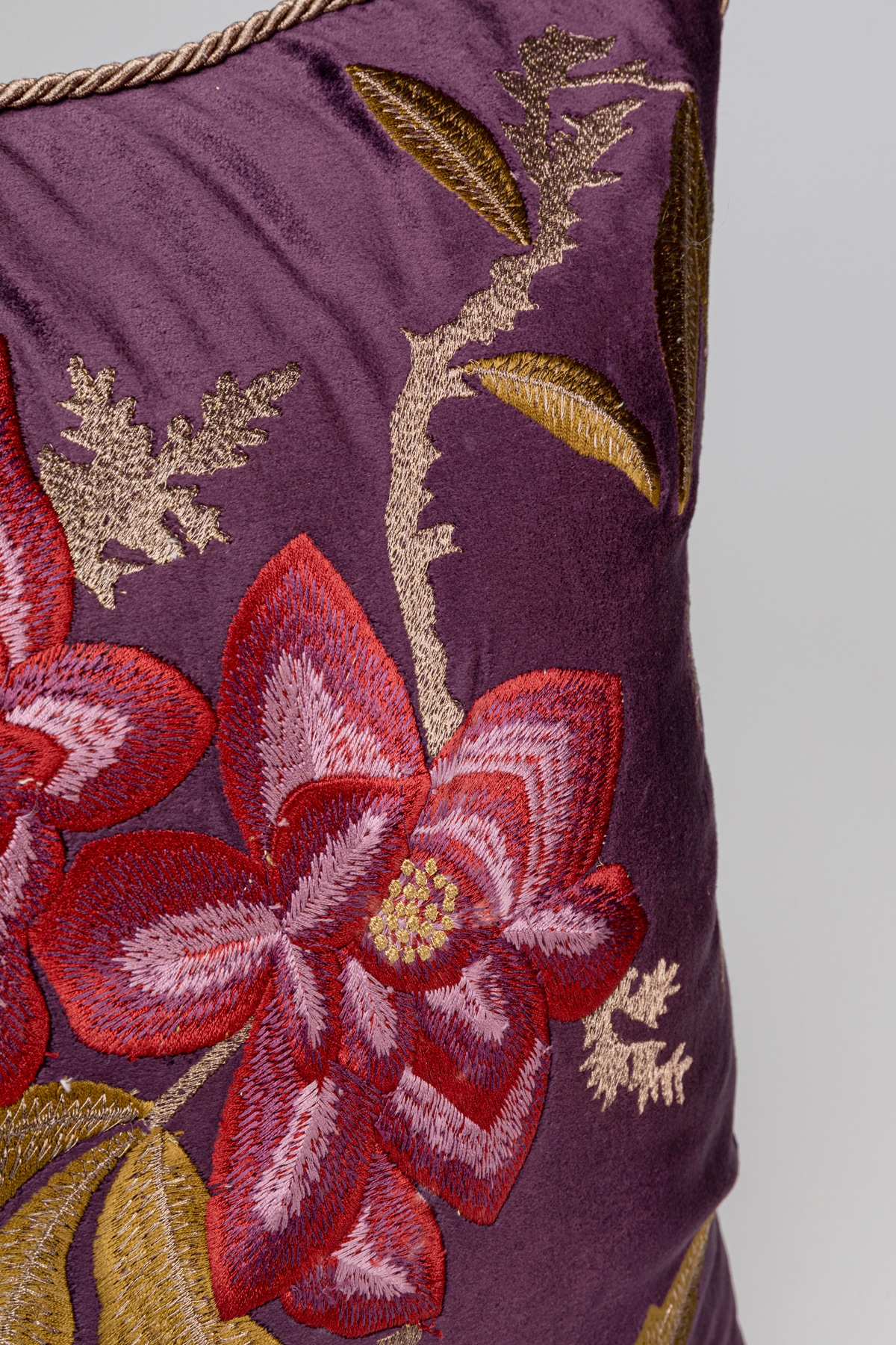 Kare Design Dekokissen »Lovely Flowers, Kissenhülle mit Füllung, 50x50 cm« stützt Kopf und Nacken angenehm und sorgt für erholsamen Schlaf