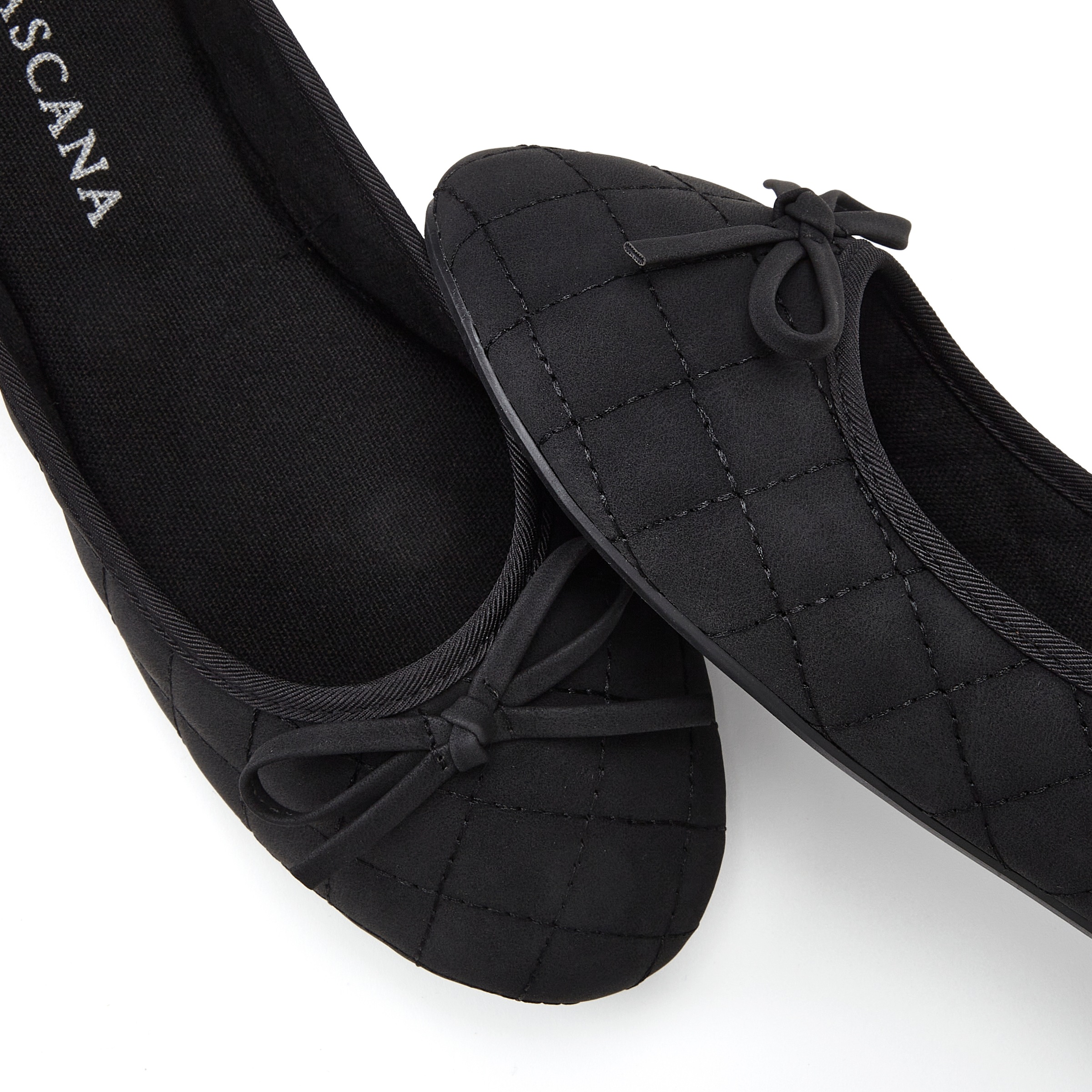 Ballerina LASCANA "Slipper, Schlüpfschuh", Damen, Gr. 37, schwarz, Obermaterial: 100% Lederimitat. Decksohle: 100% Textilmaterial. Futter: 100% Textilmaterial. Laufsohle: 100% Synthetik, unifarben, Schuhe Ballerina, mit Schleifenapplikation VEGAN 2