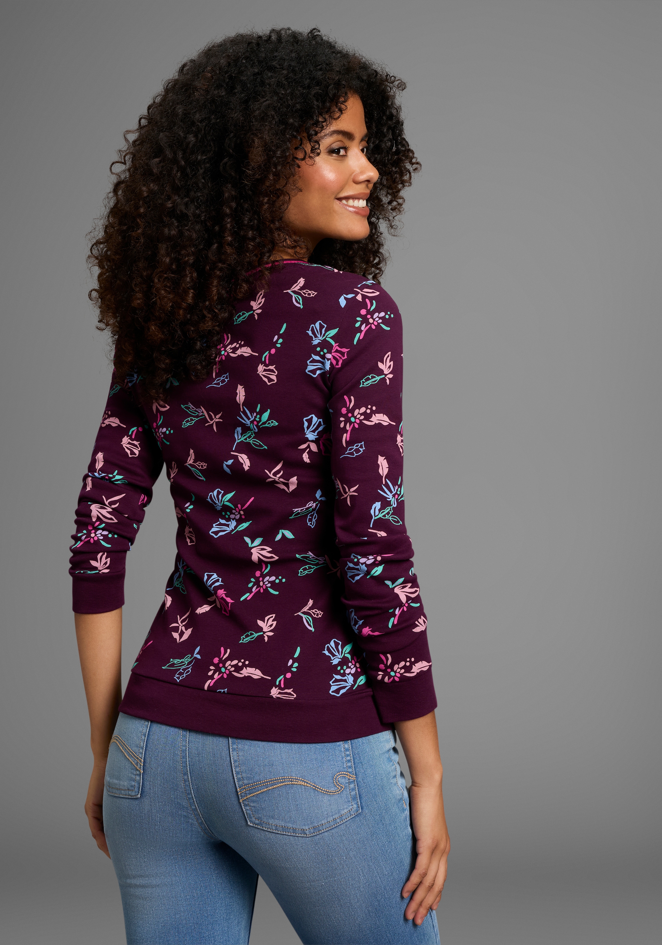 KangaROOS Langarmshirt, mit Allover-Print und Kontrastdetails