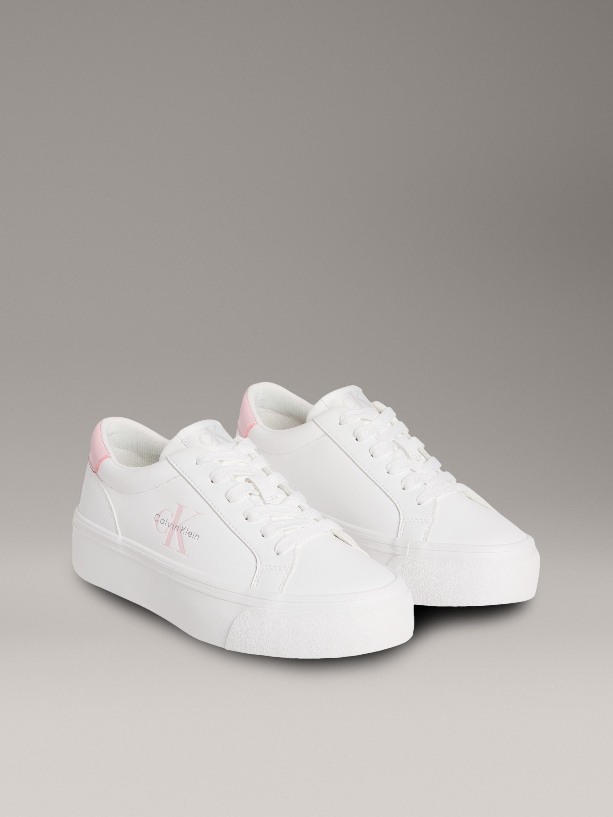 Calvin Klein Jeans Plateausneaker »VULC FLATF LTH LOGO TAG«, Schnürschuh, Halbschuh, Freizeitsneaker mit softem Schaftrand