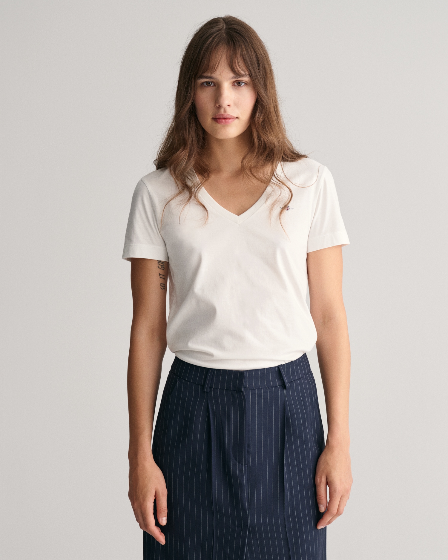 Gant T-Shirt »REG SHIELD KA V-NECK T-SHIRT«, mit einer kleinen Logostickerei auf der Brust