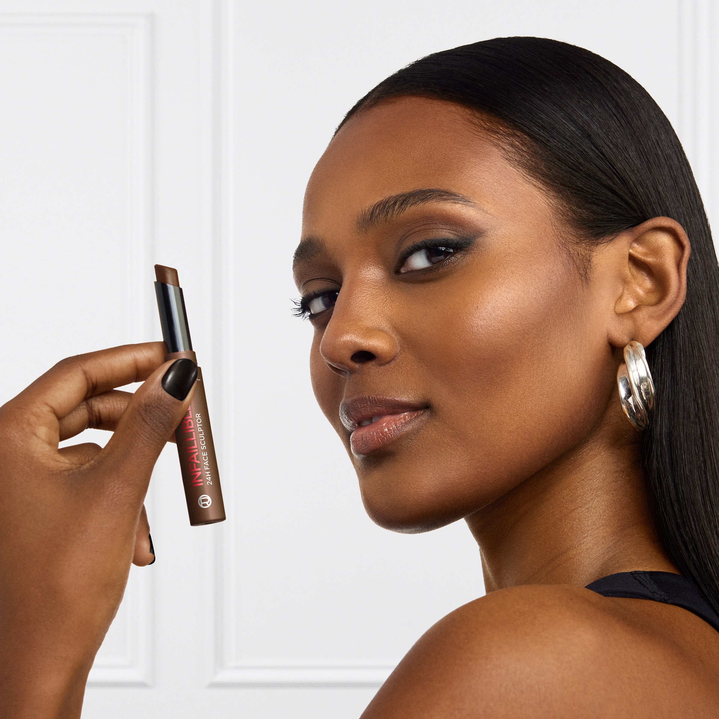 L'ORÉAL PARIS Contouring-Stick »INFAILLIBLE 24H FACE SCULPTOR CONTOURING STICK« sorgt auch unterwegs für besonders schnelle Touch-ups