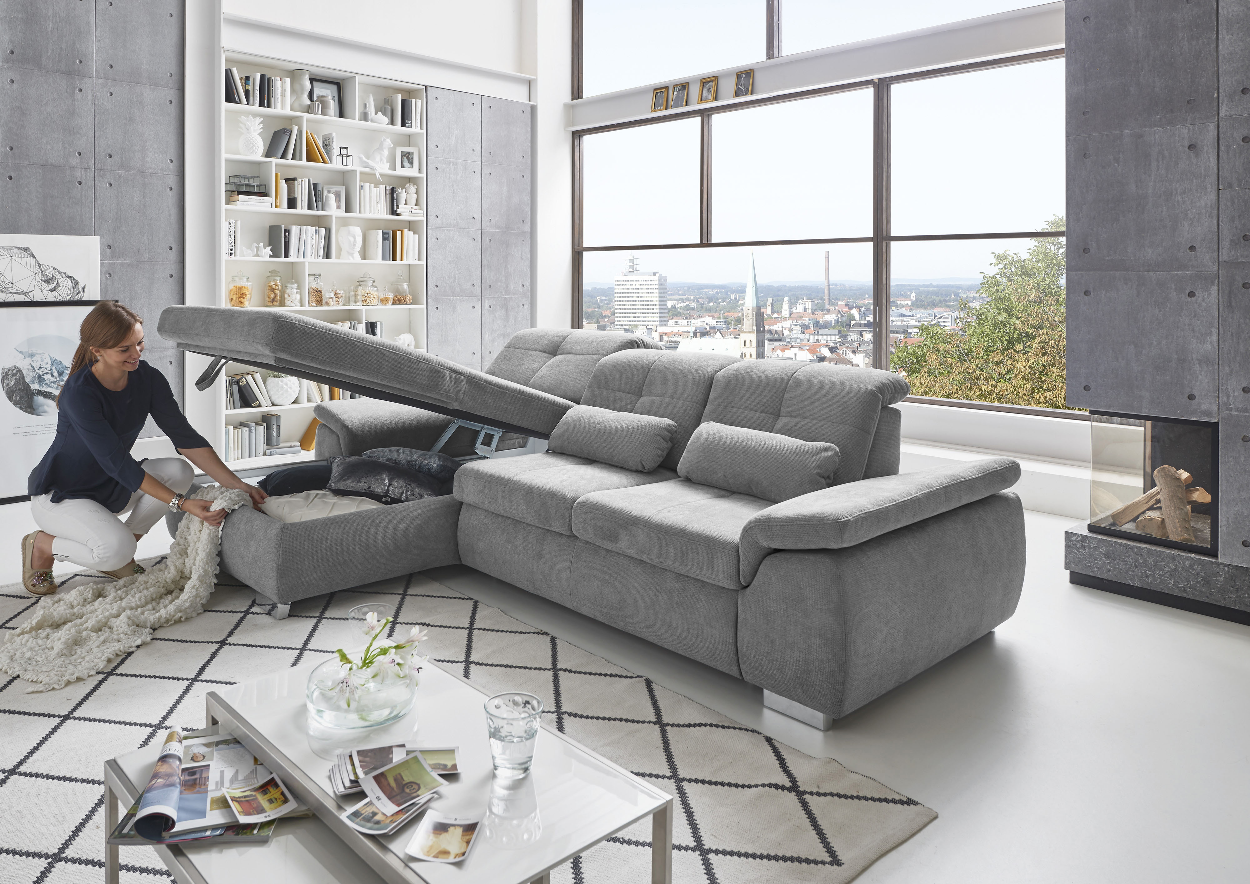 Die PlanBar Ecksofa "MP-IN16037 L-Form, Breite 289 cm, mit Federkern-Polsterung" mit Sitztiefenverstellung & Zierkissen