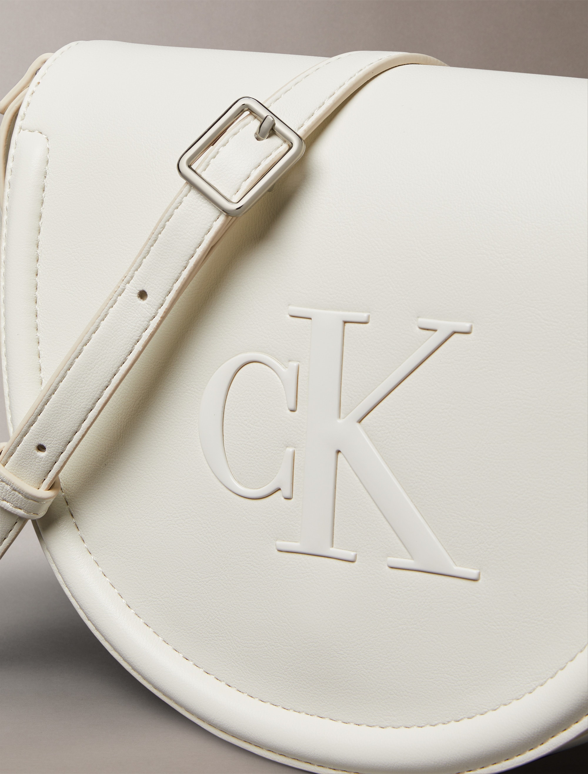 Calvin Klein Umhängetasche »RAISED CK SADDLE CROSSBODY« Damen Schultertasche, Handtasche, Abendtasche mit CK-Logo