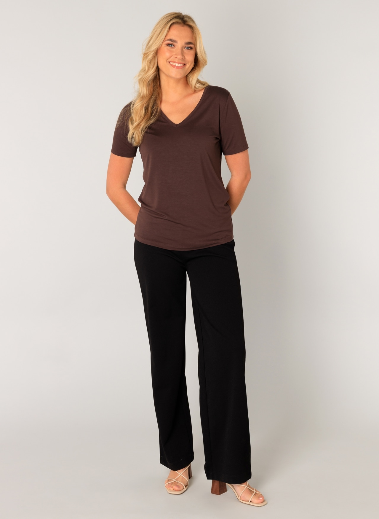Base Level T-Shirt »Yanic«, mit V-Ausschnitt