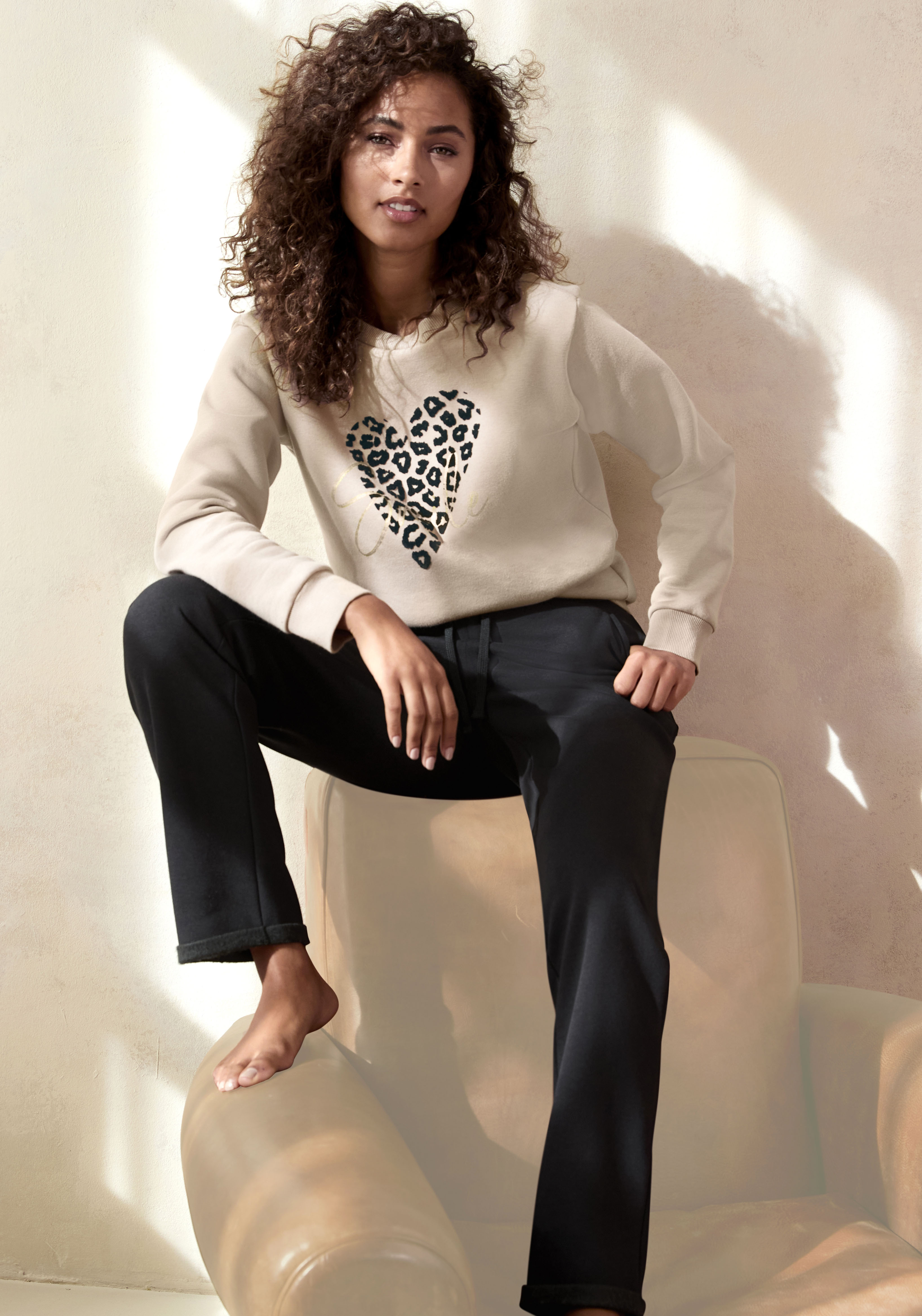 Thumbnail - LASCANA Sweatshirt, mit Herz-Leo-Druck, Loungewear