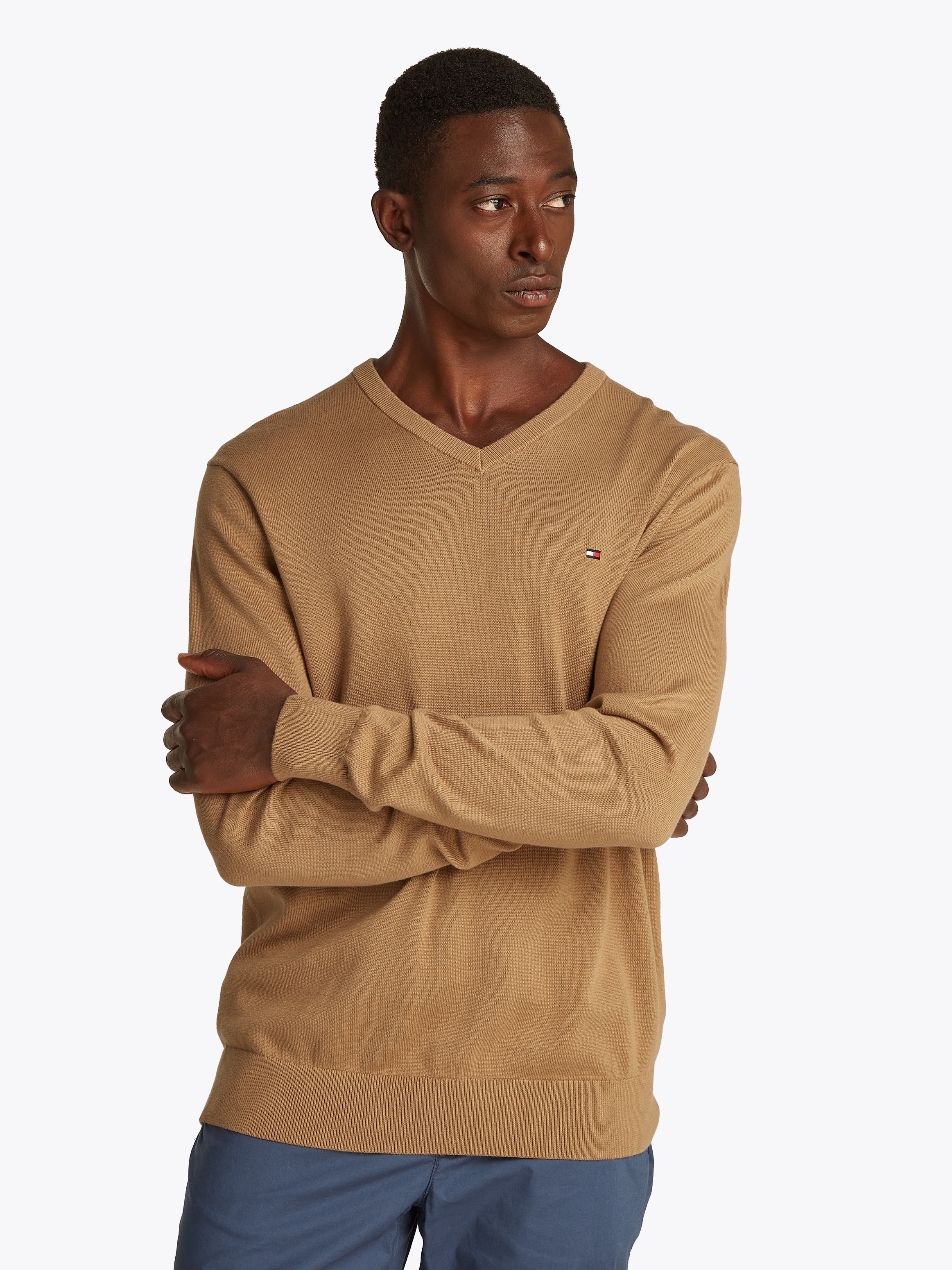 Tommy Hilfiger Strickpullover "ESSENTIAL COTTON V NECK mit V-Ausschnitt und Stickerei" unifarben, casual, regular fit, Baumwolle, V-Ausschnitt