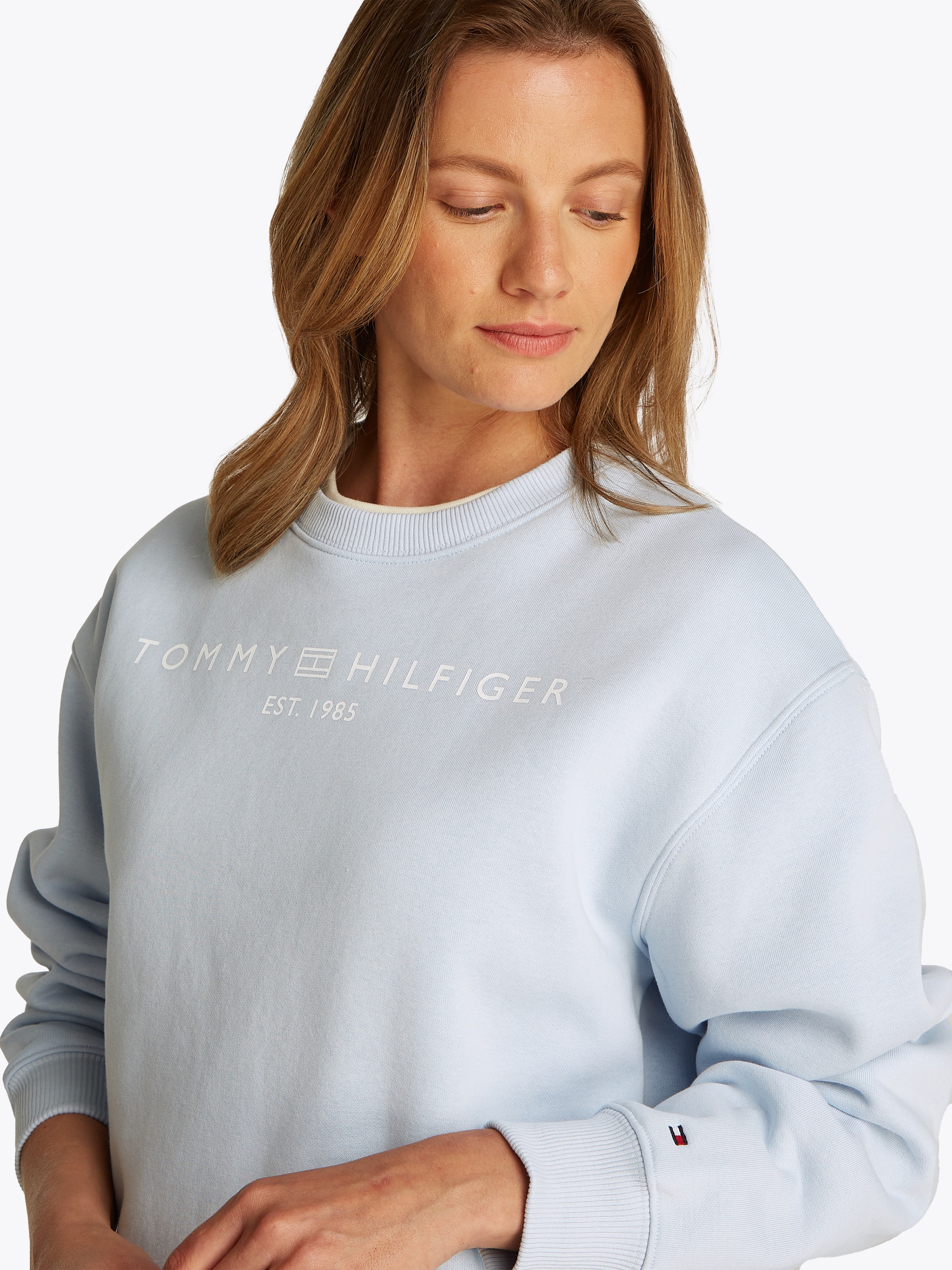 Tommy Hilfiger Sweatshirt »MDRN REG CORP LOGO C-NK SWTSHRT«, mit Logoschriftzug