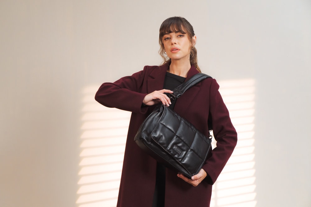 Remonte Umhängetasche, Damen Tragetasche, Handtasche mit weich abgestepptem Überschlag