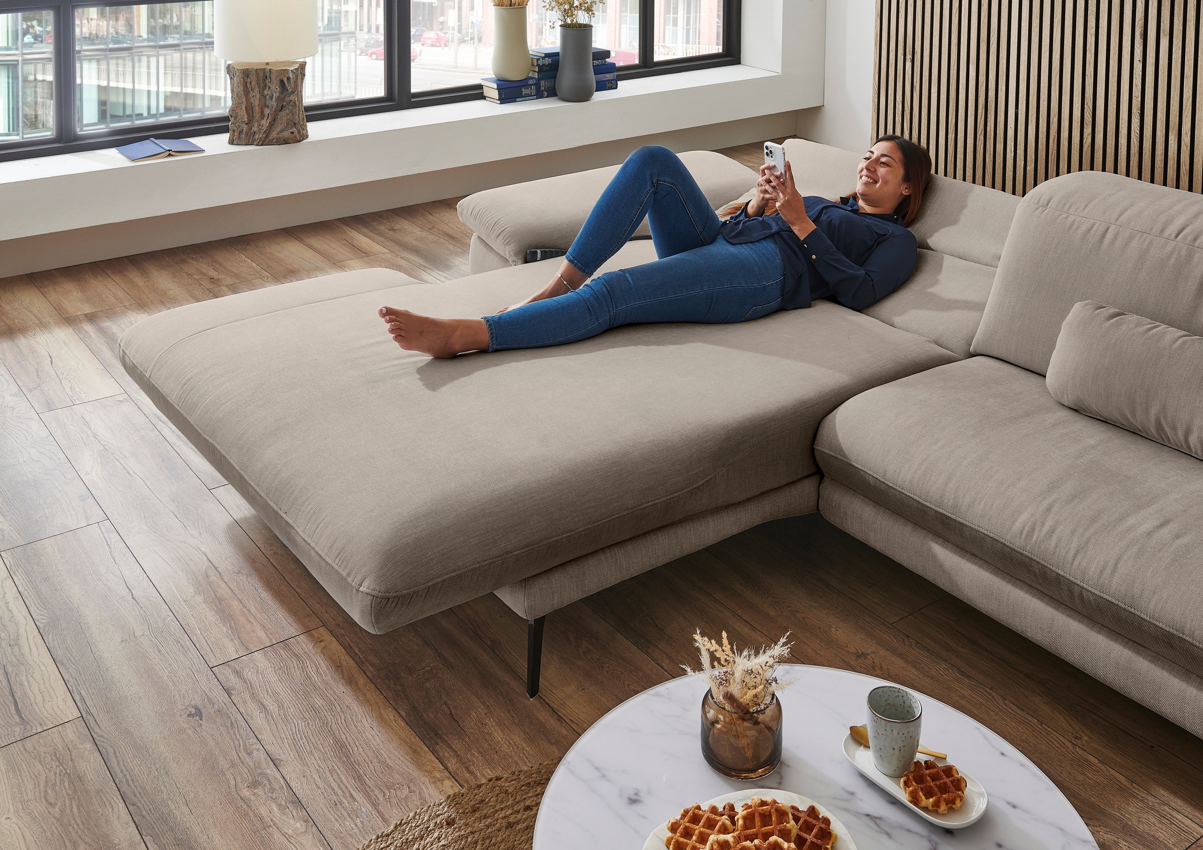 Die PlanBar Ecksofa »MP-IN22025 L-Form«, mit Kopfteilverstellung, wahlweise mit motorischem Canape