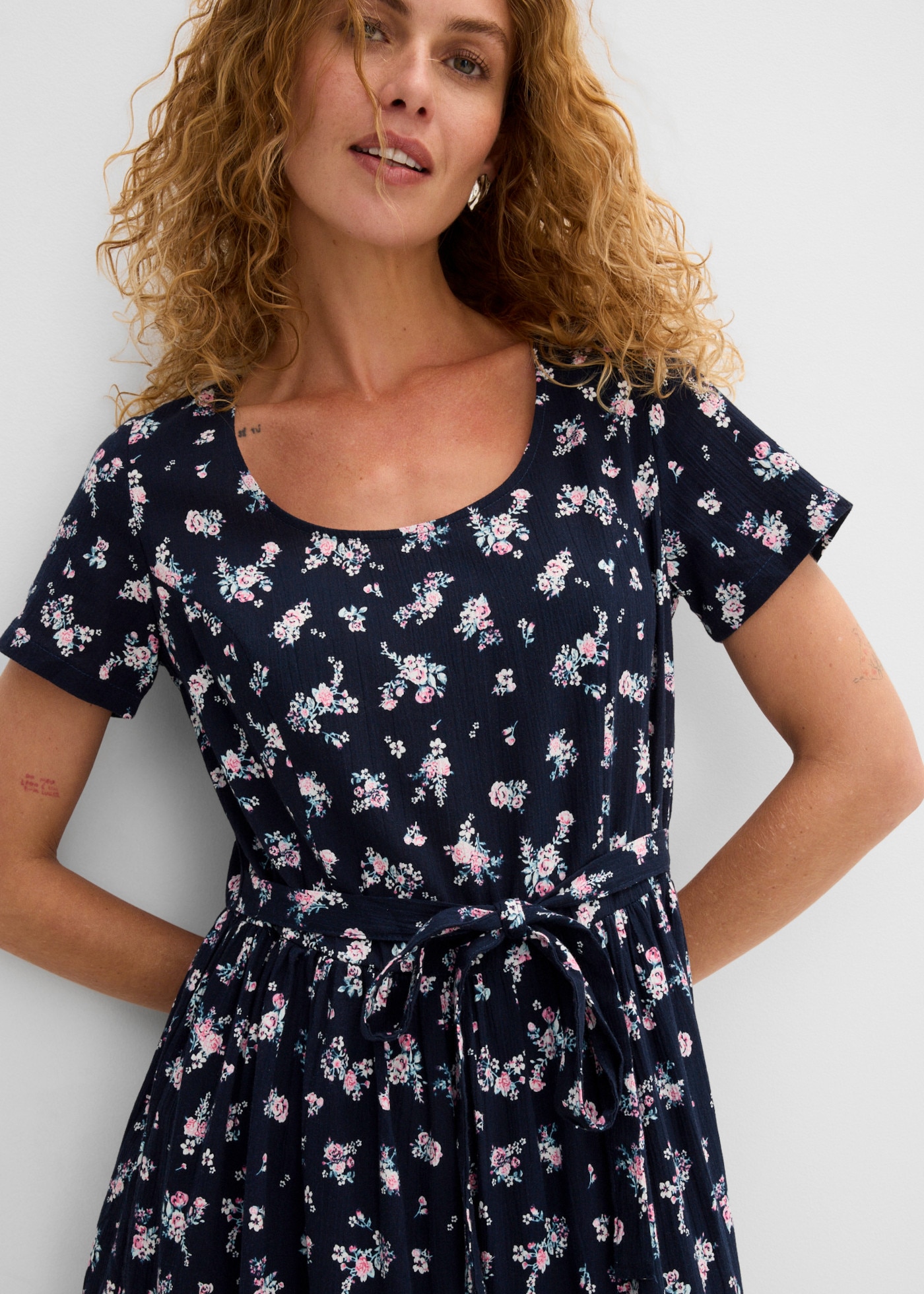 bonprix Maxikleid aus reiner Baumwolle, Loose Fit, Kurzarm-Design, mit Allover-Muster