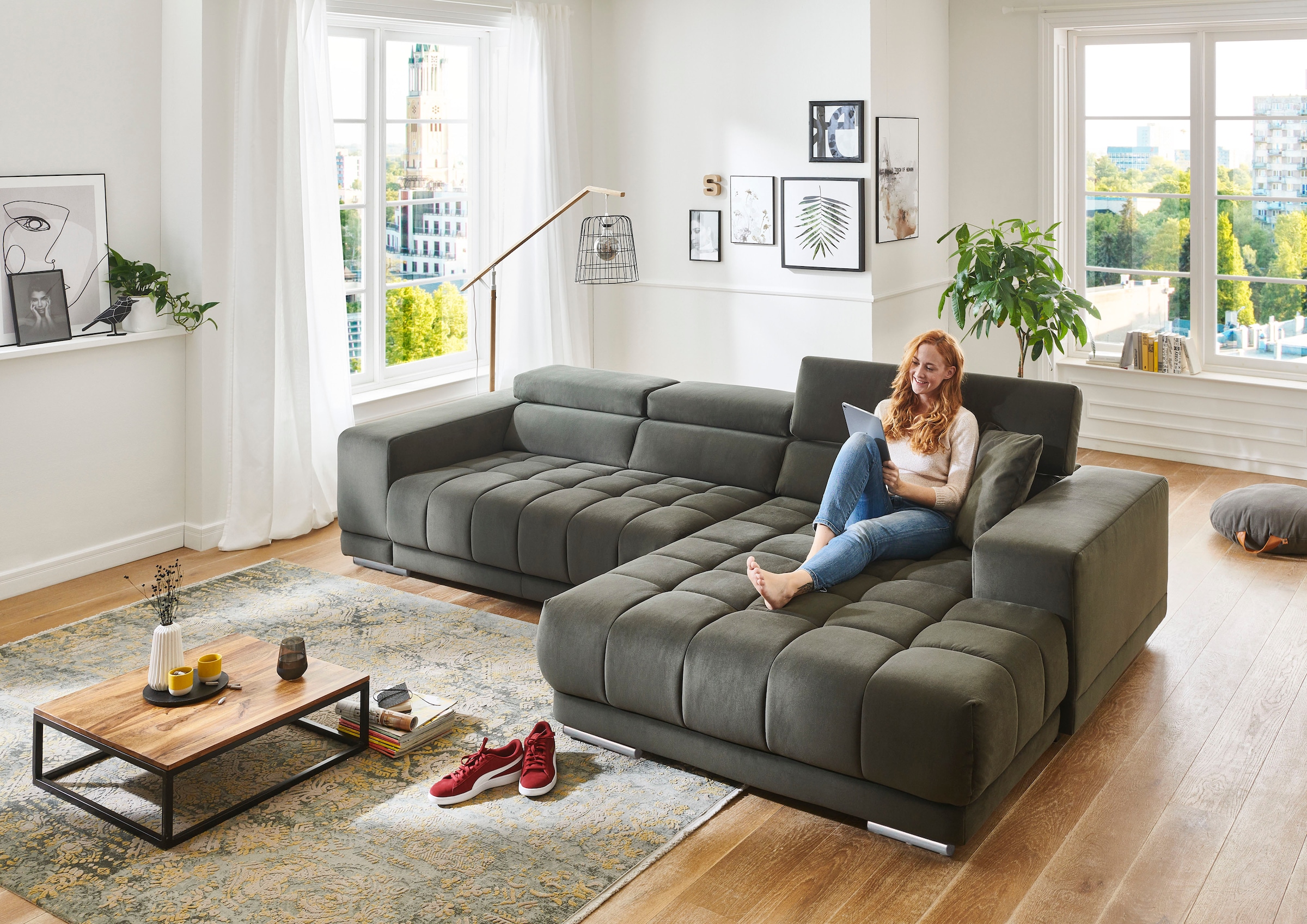 Die PlanBar Ecksofa "MP-IN15053 L-Form extra breiter Schenkel" mit Kopfteilverstellung, wahlweise mit manueller Vorziehbank