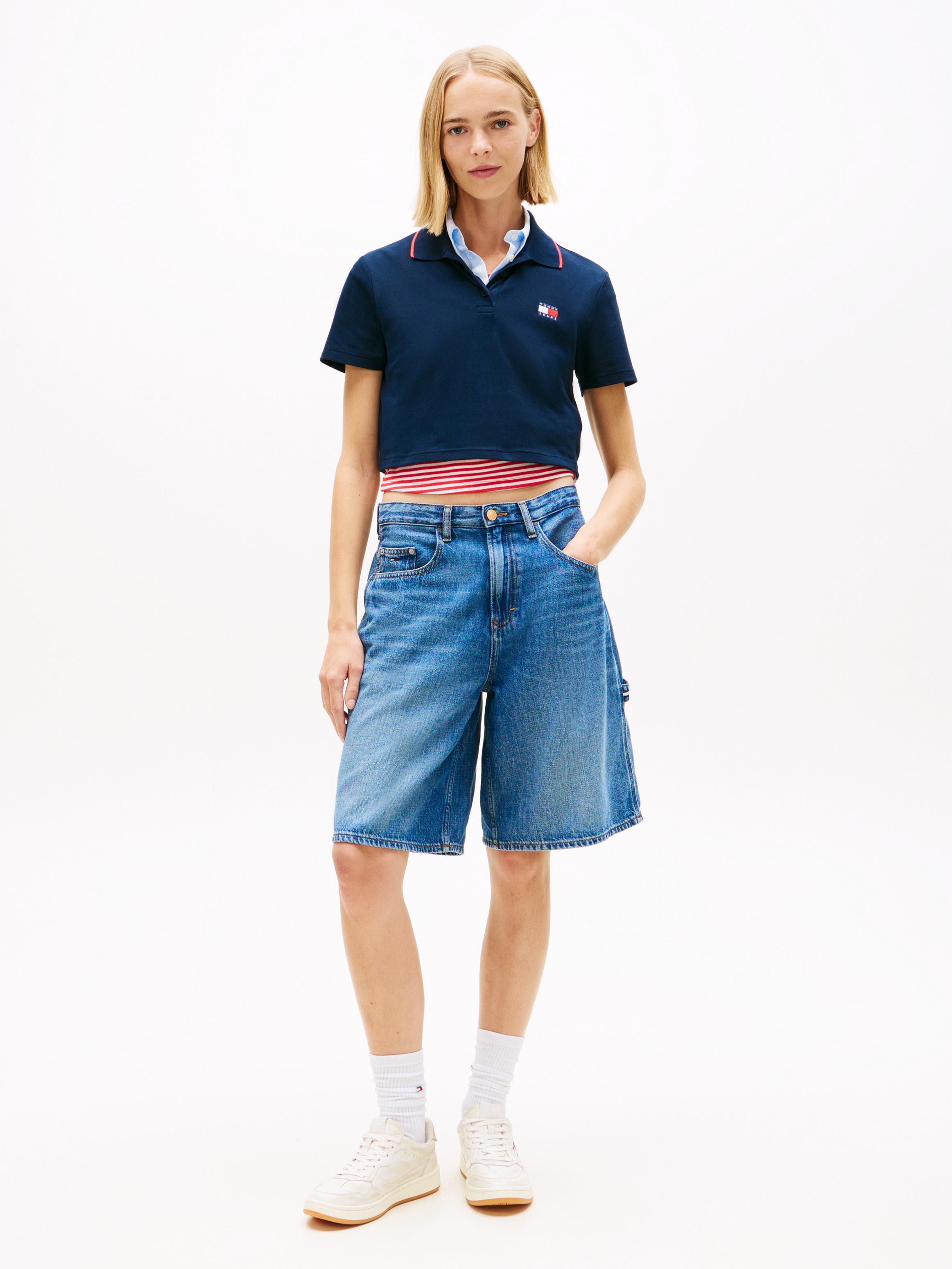 Tommy Jeans Poloshirt »TJW CRP BADGE SHORT SLEEVE POLO« mit verkürztem Schnitt, Boxy Fit