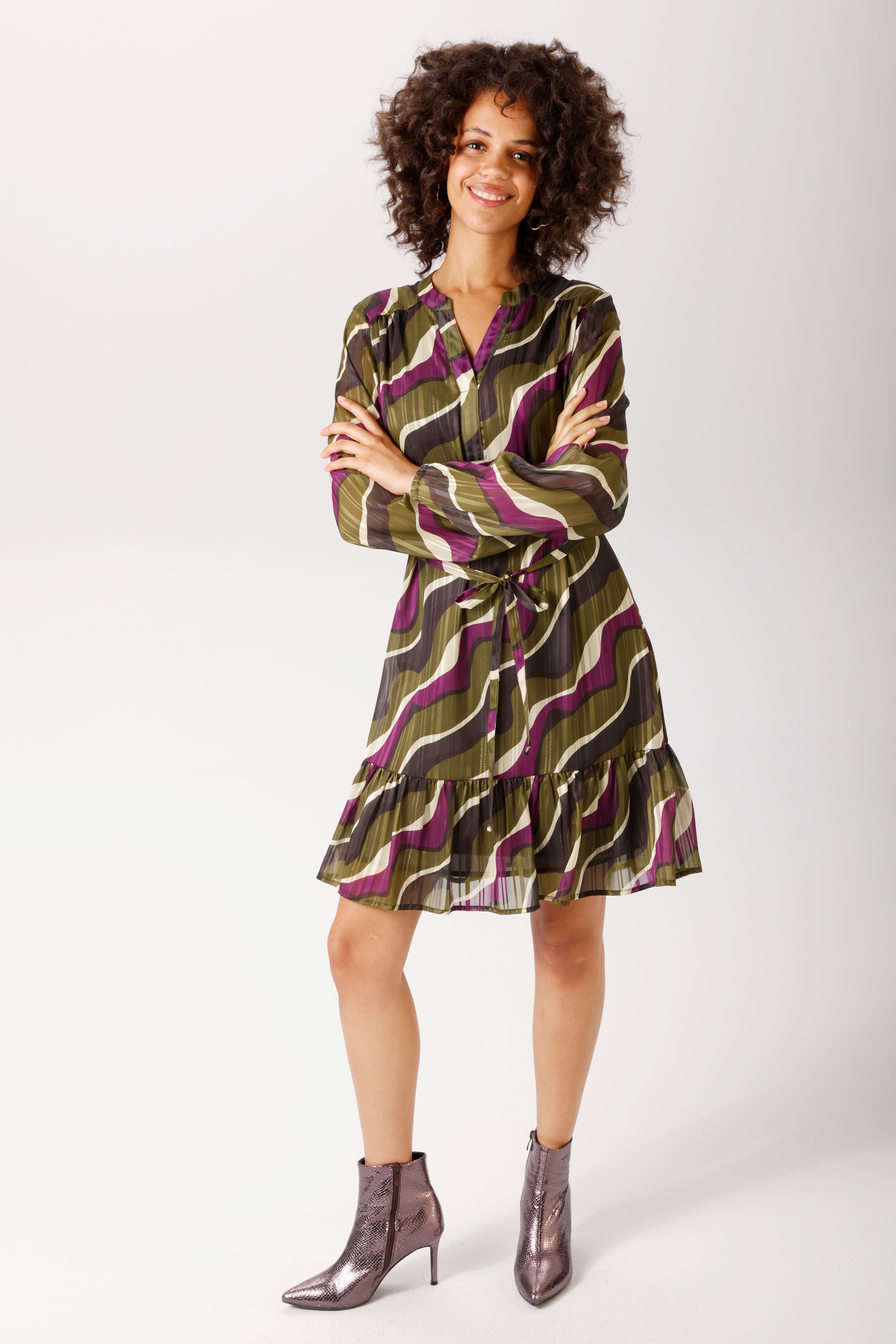 Aniston CASUAL Blusenkleid mit abnehmbarem Bindegürtel, mit goldfarbenen Glanzfäden im grafischen Druck - NEUE KOLLEKTION